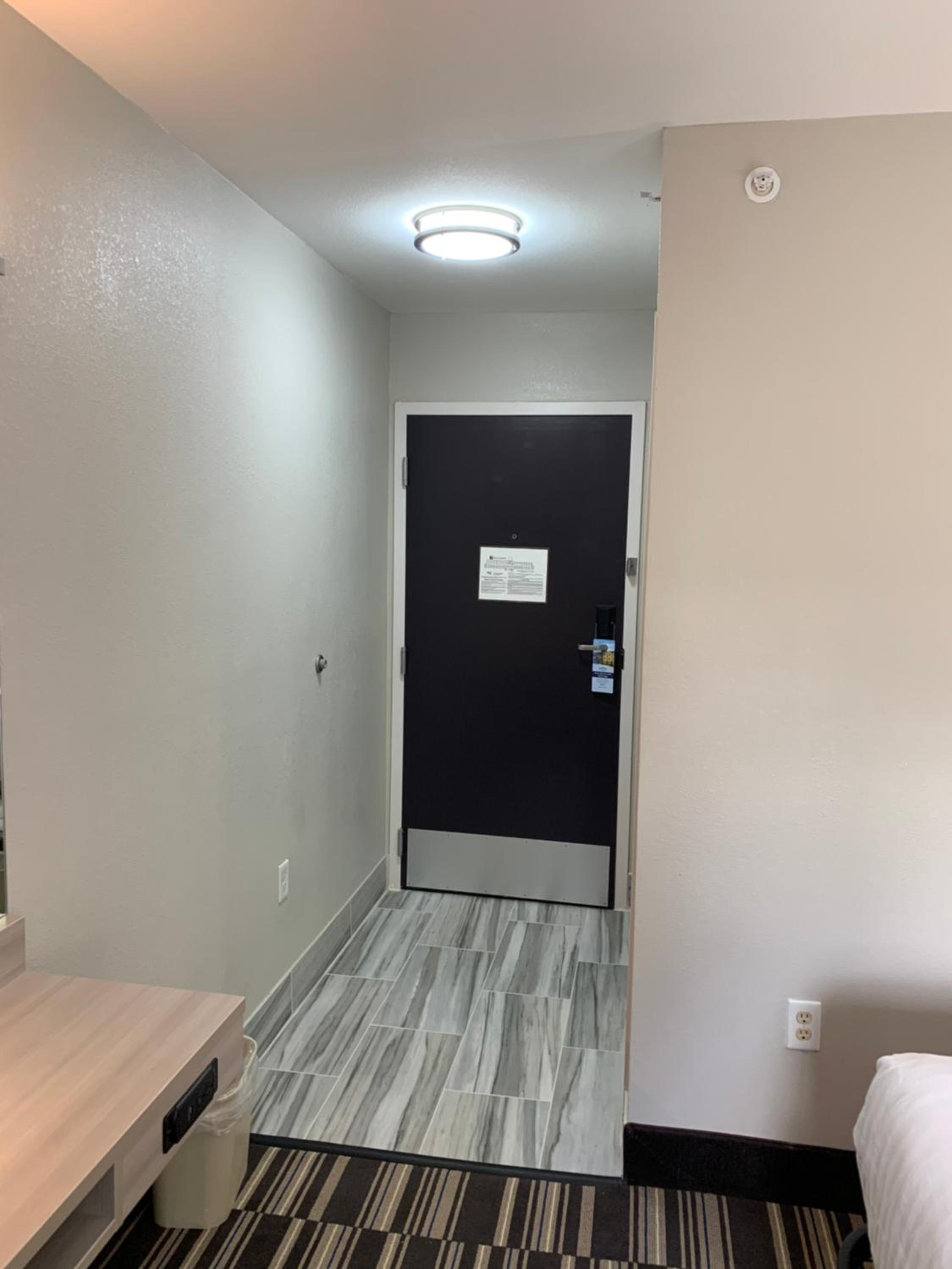 Deluxe King Room - Non-Smoking - Photo 2