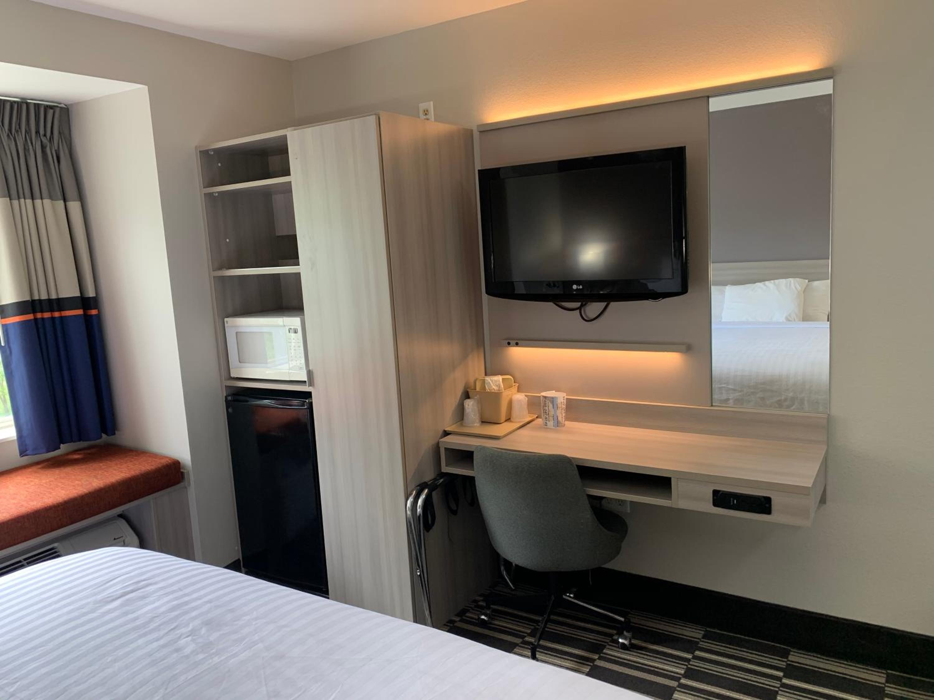 Deluxe King Room - Non-Smoking - Photo 7