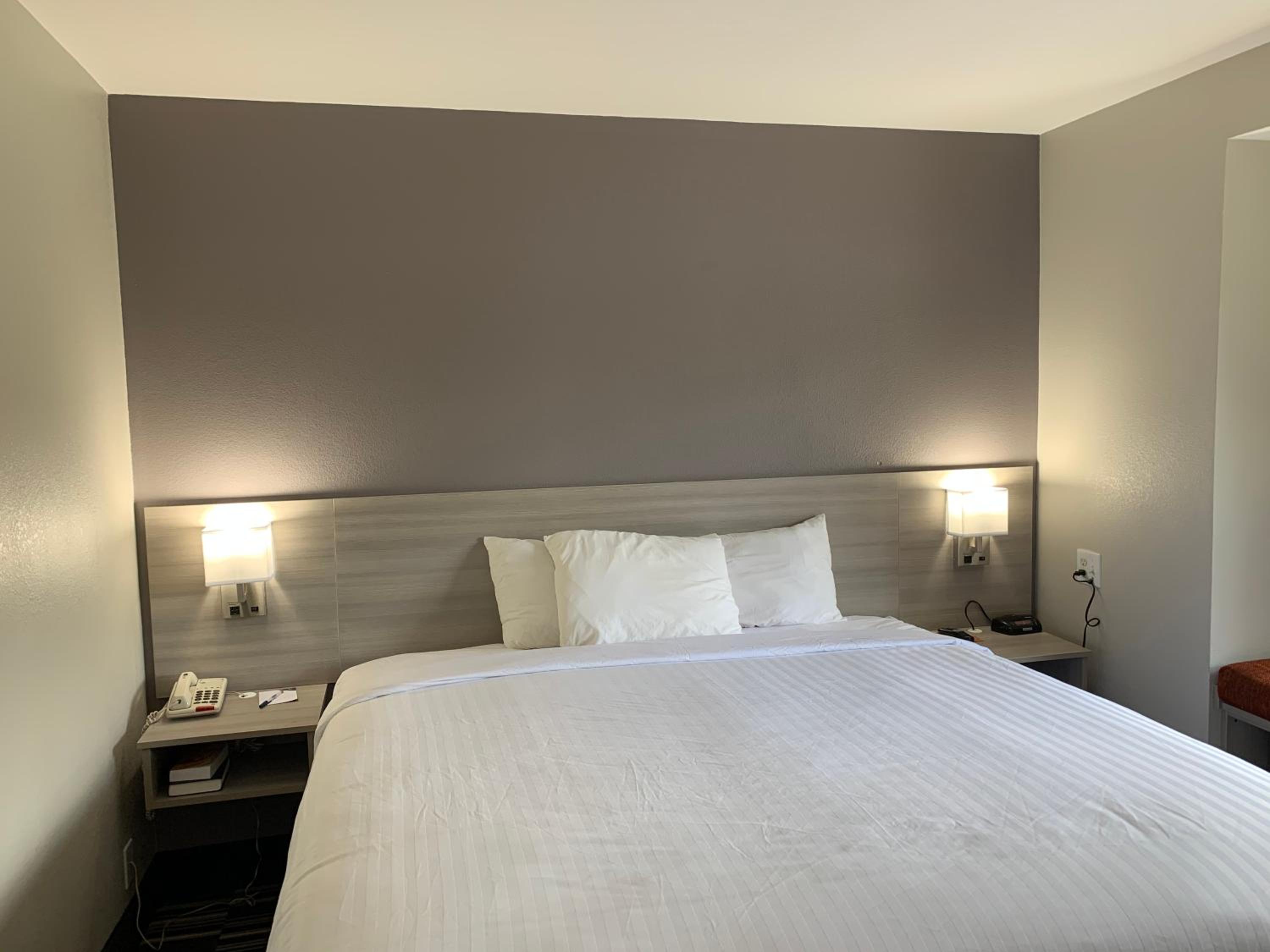 Deluxe King Room - Non-Smoking - Photo 6
