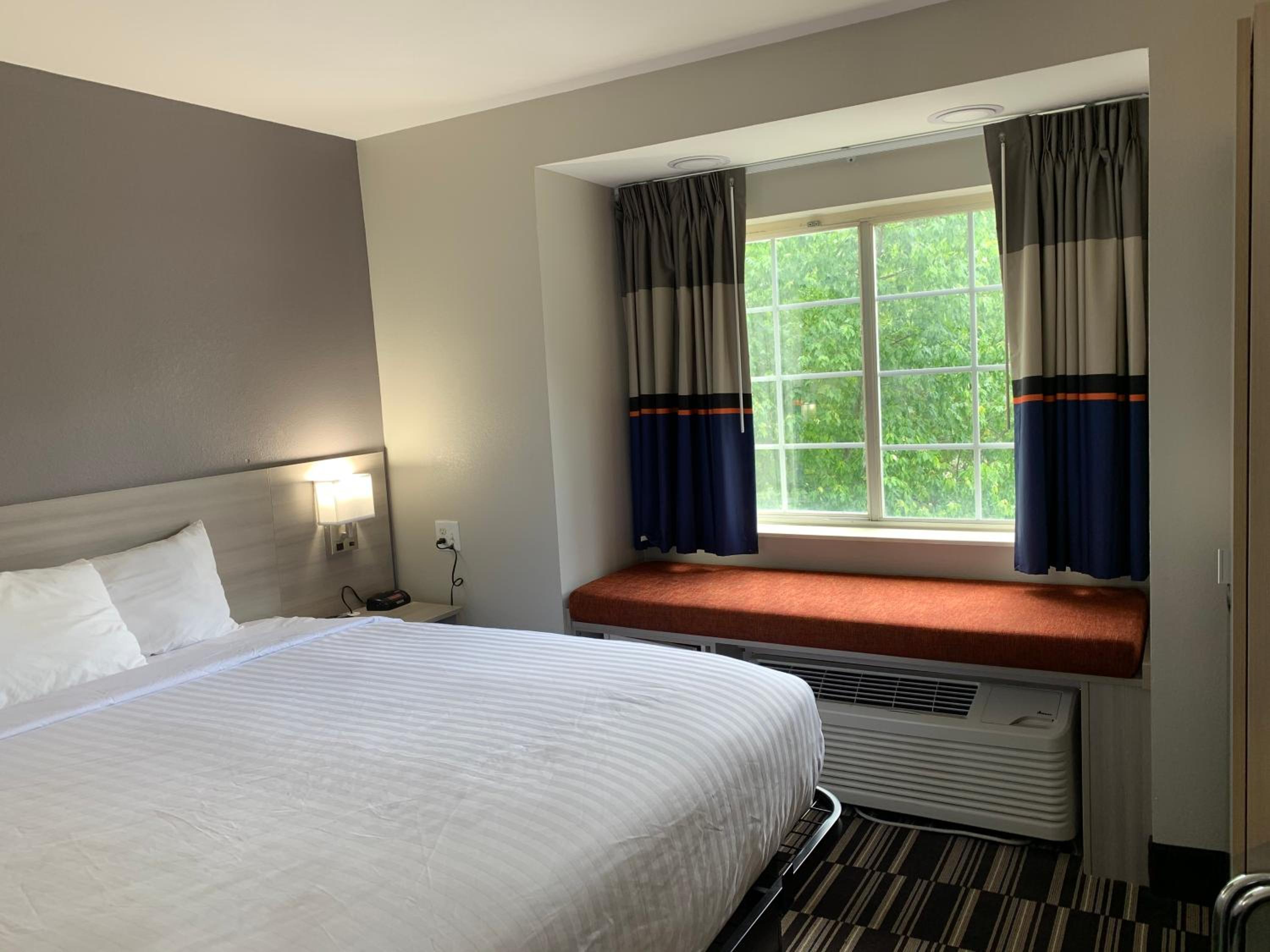 Deluxe King Room - Non-Smoking - Photo 8