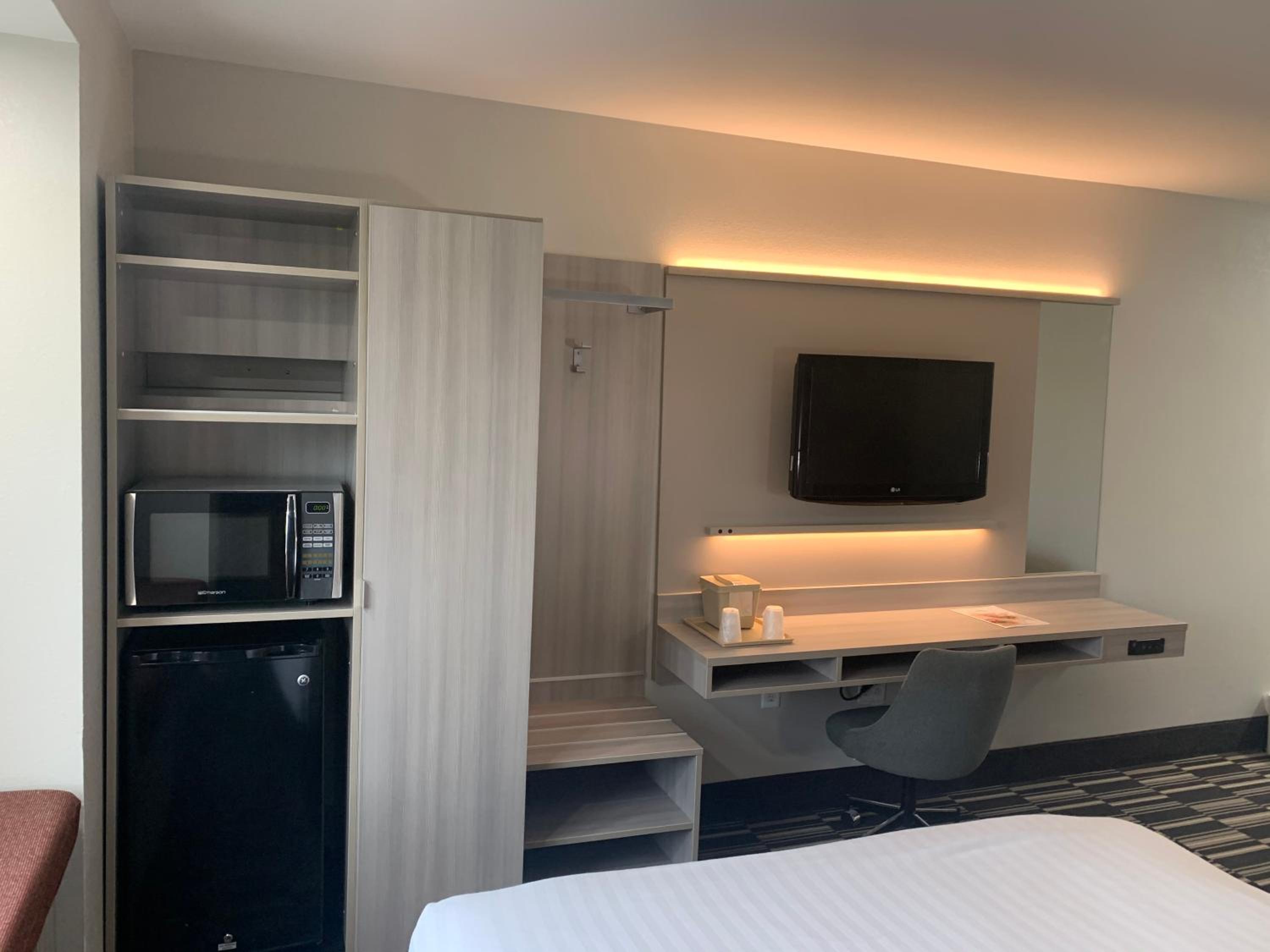 Queen Room with Two Queen Beds - Non-Smoking - Photo 1