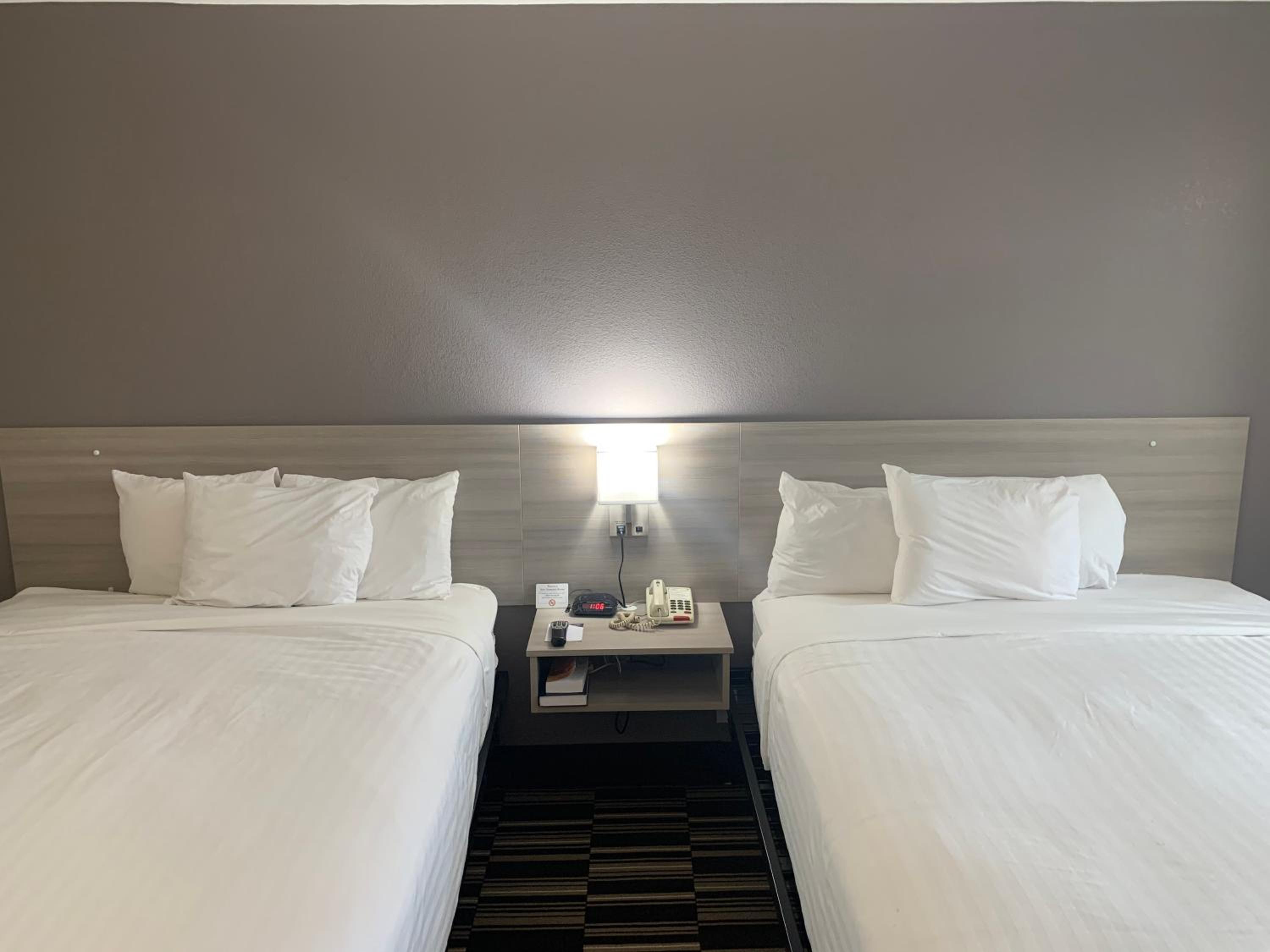 Queen Room with Two Queen Beds - Non-Smoking - Photo 3