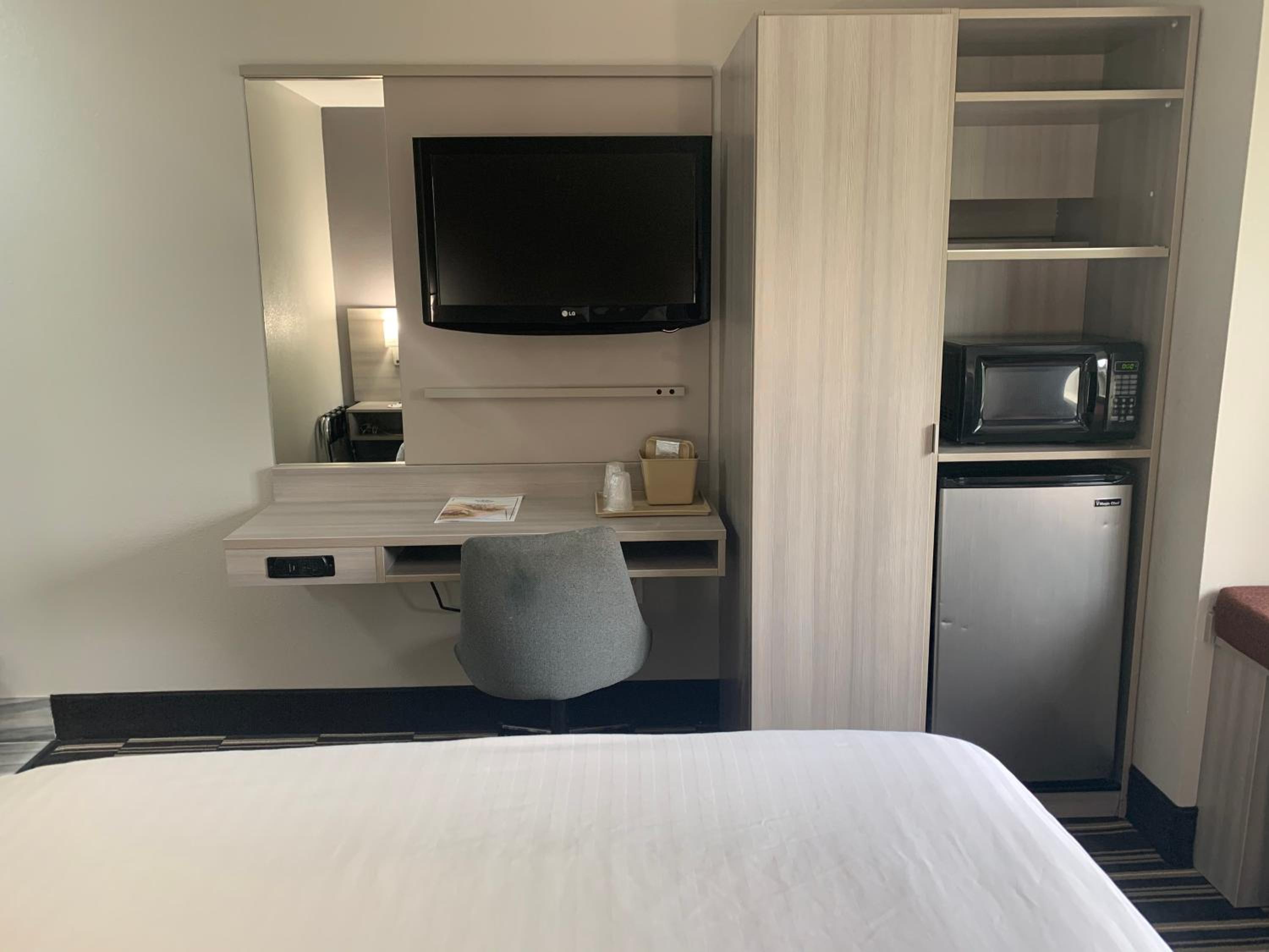 Deluxe King Room - Non-Smoking - Photo 1