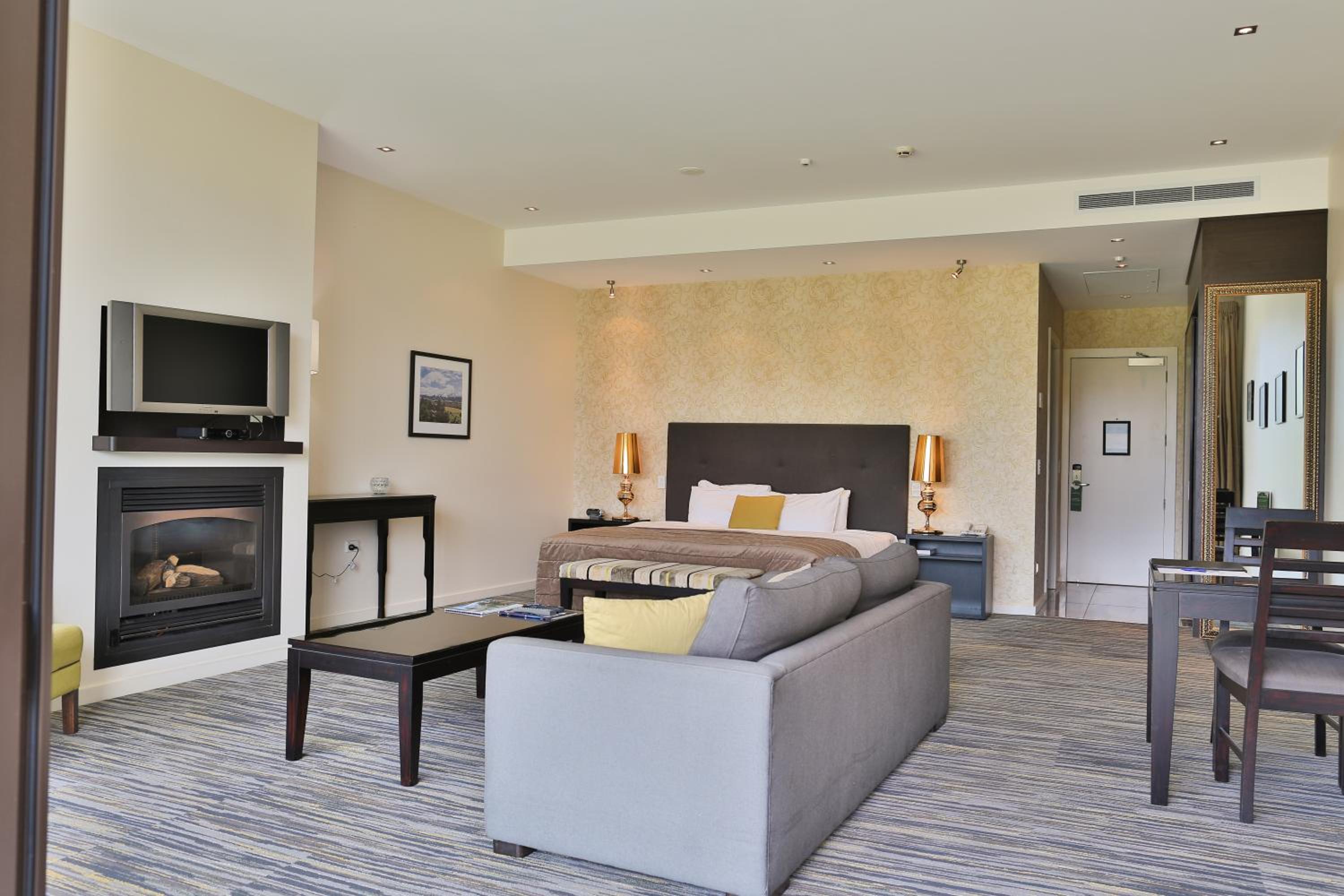 Suite - Photo 1