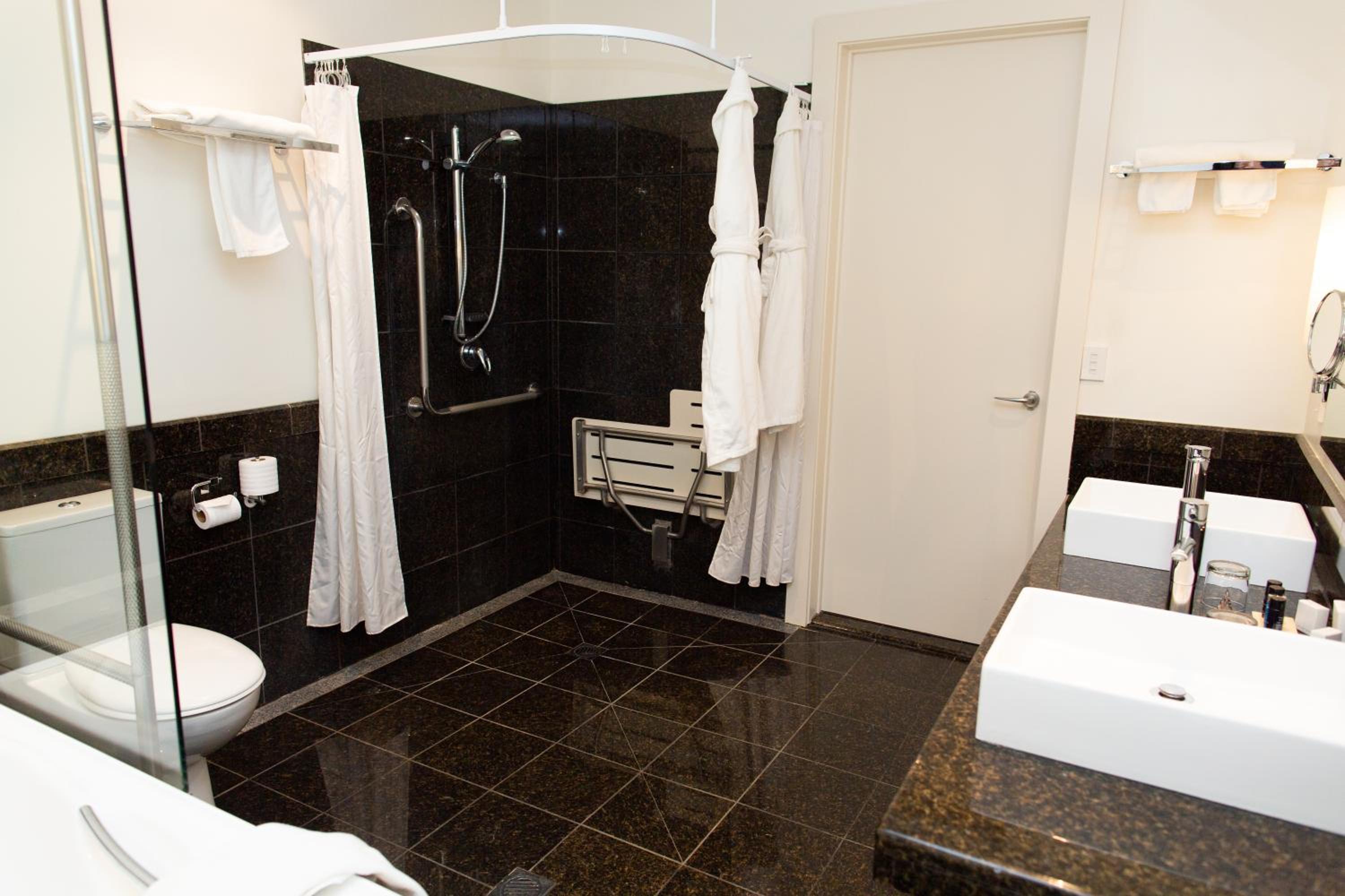 Accessible Spa Suite - Photo 6