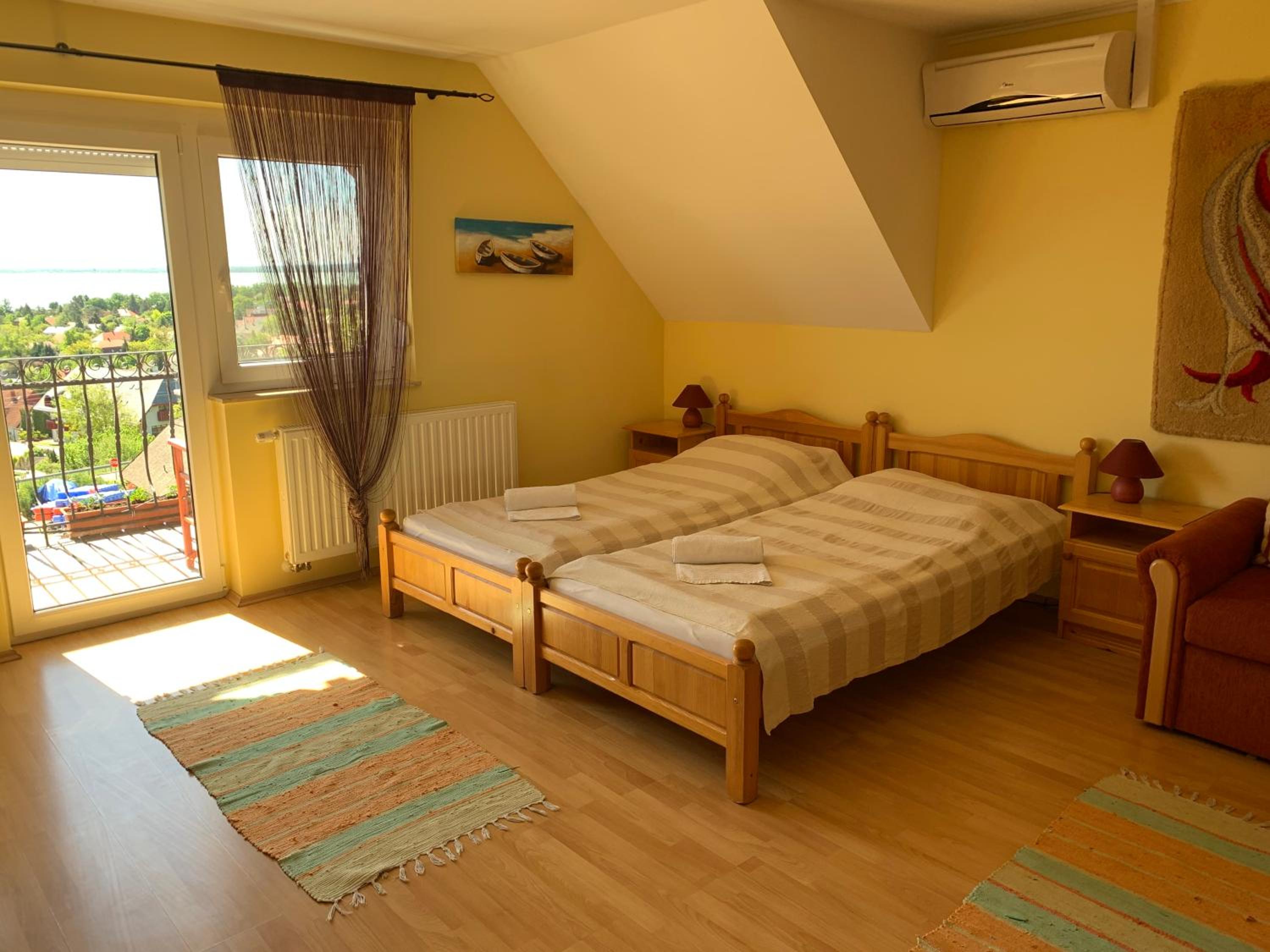 Studio with Balcony and Pool View (4 adults) photo 3