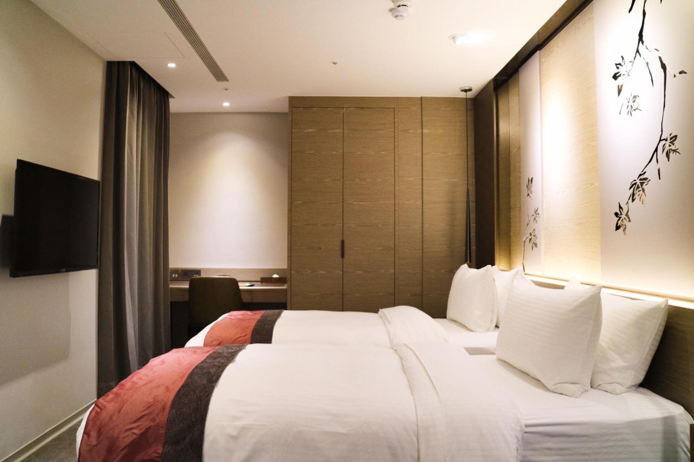 Comfort Twin Room with Internal Window photo 1