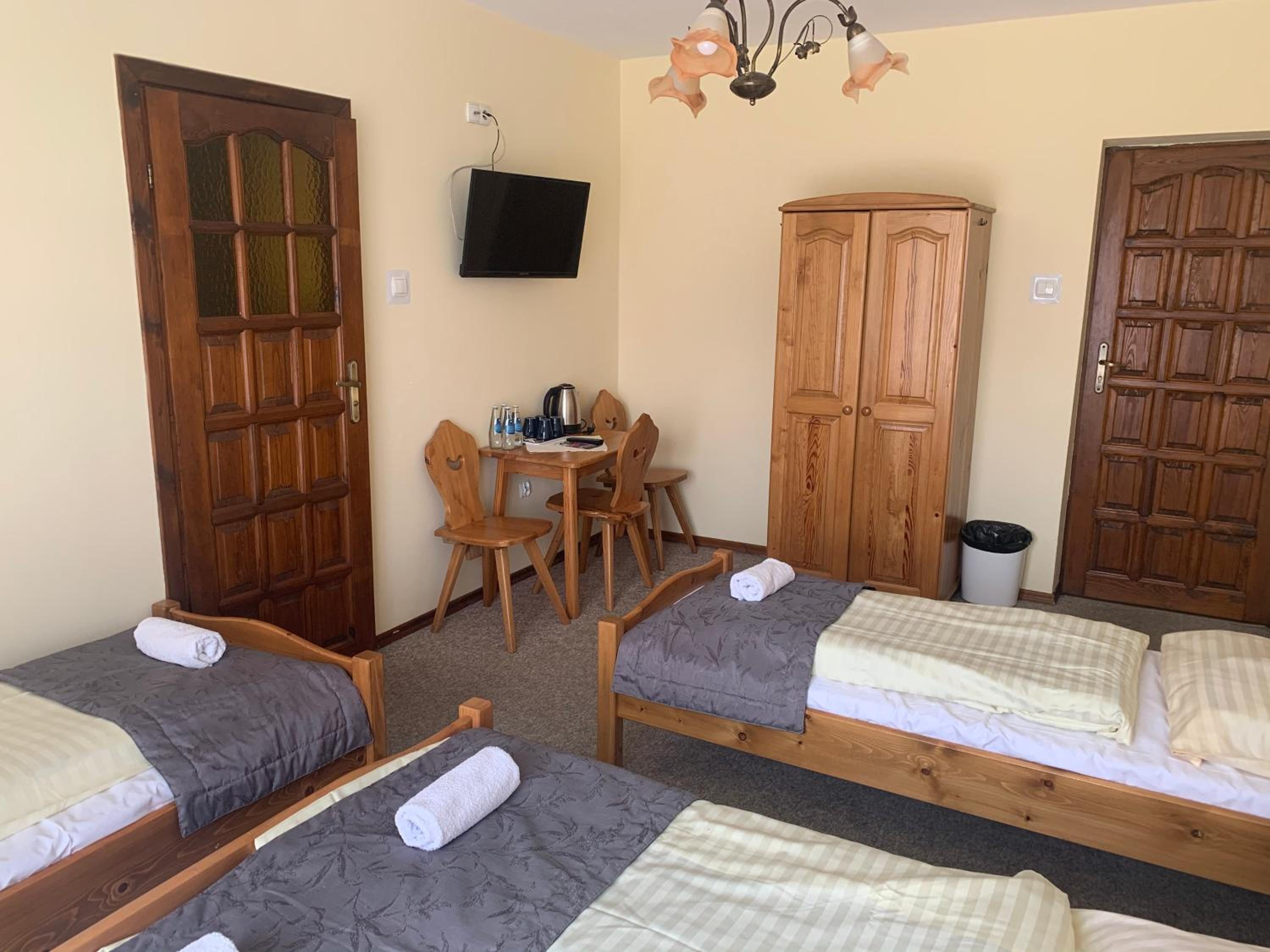 Quadruple Room with Balcony - Photo 7