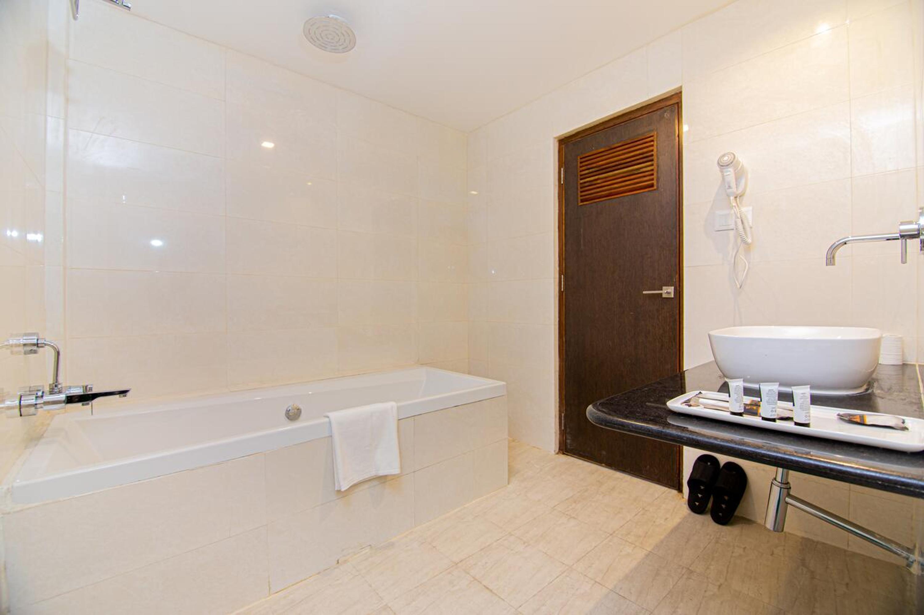 King Suite with Pool View photo 3