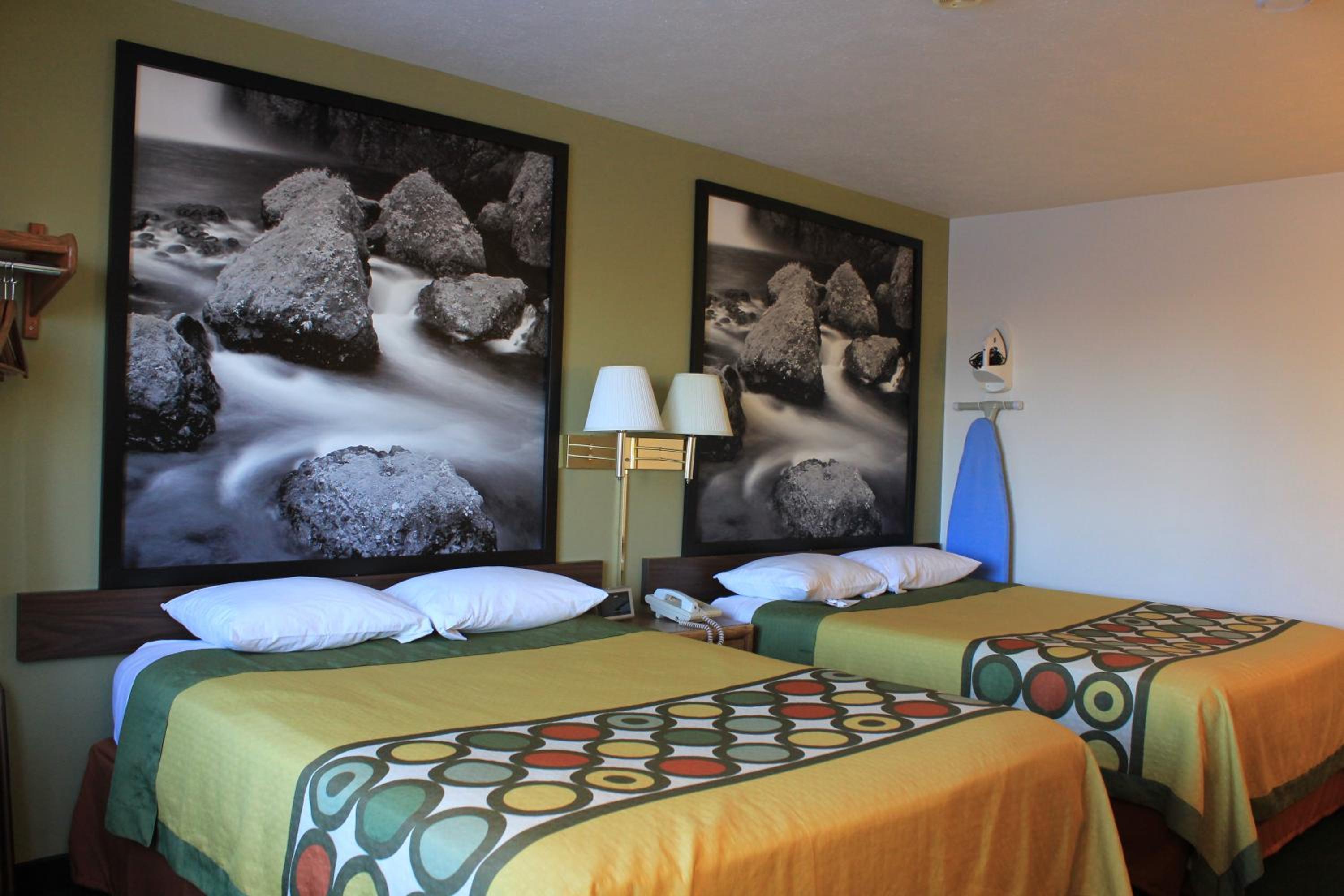 Queen Room with Two Queen Beds - Non-Smoking - Photo 1