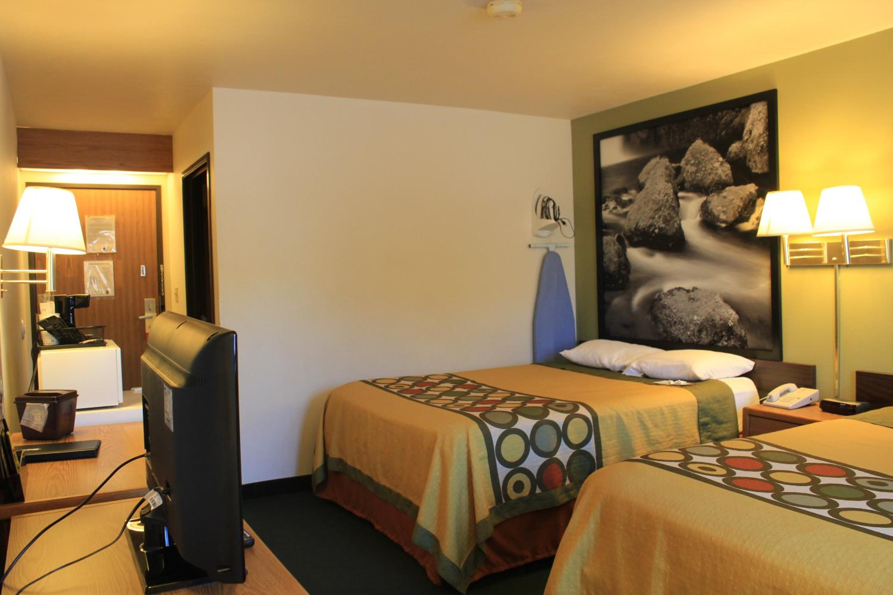 Queen Room with Two Queen Beds - Non-Smoking - Photo 2