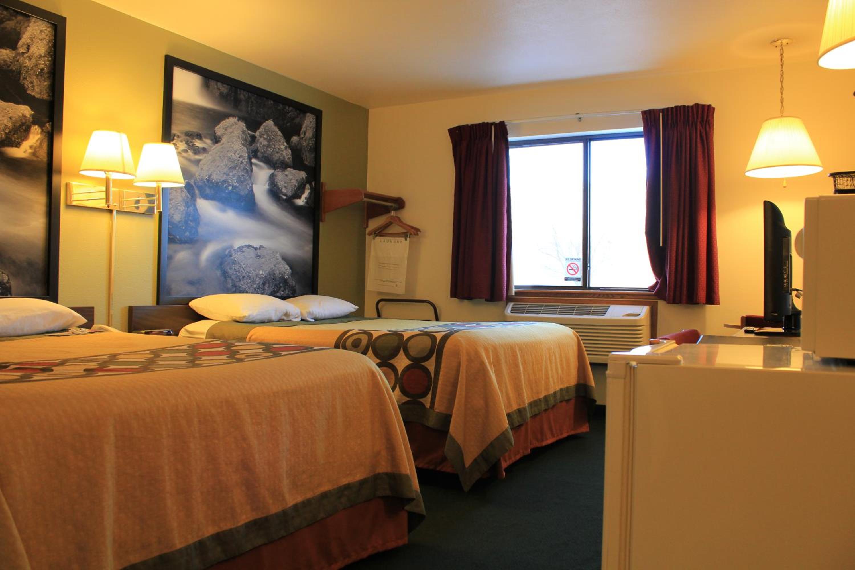 Queen Room with Two Queen Beds - Non-Smoking - Photo 8
