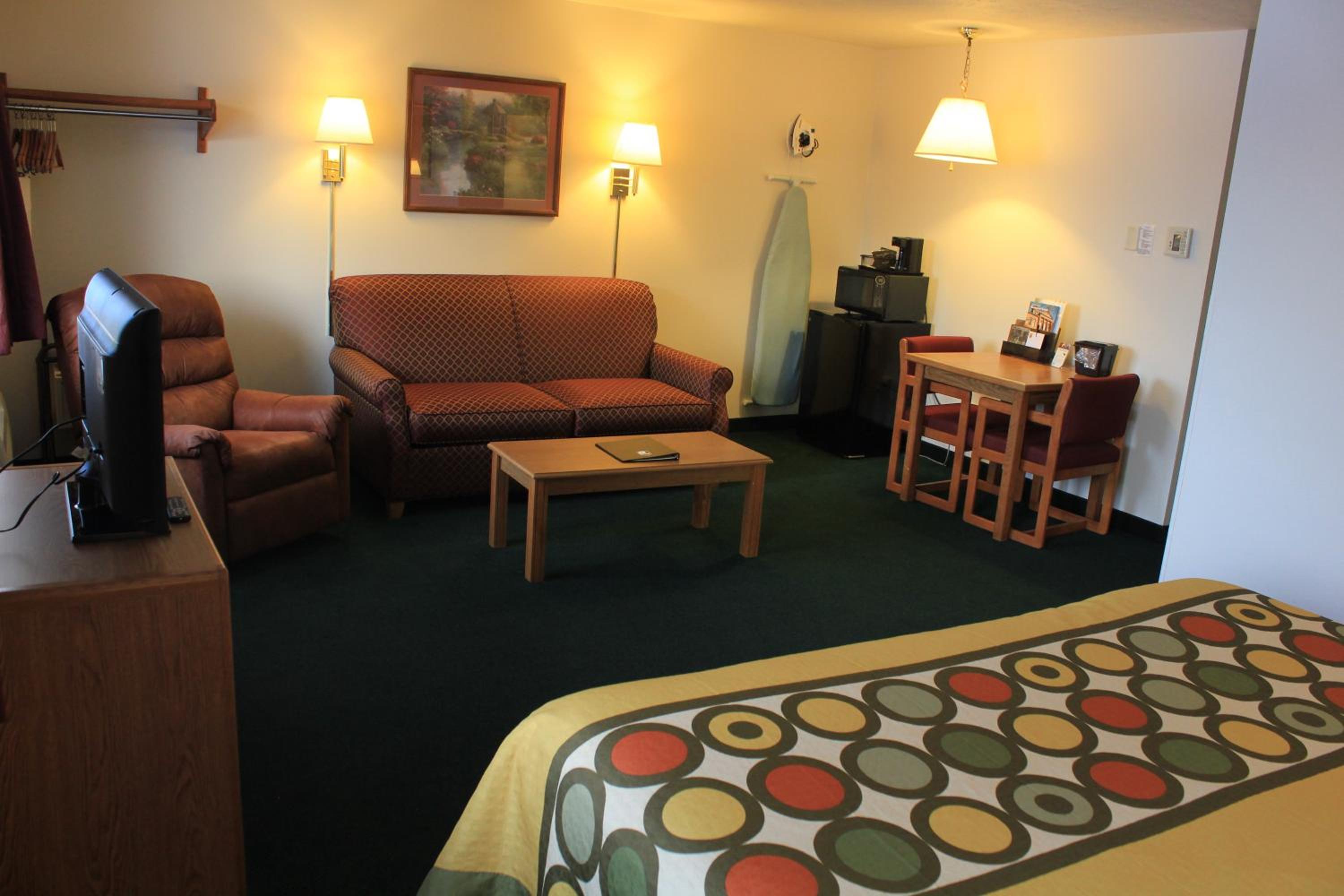 Deluxe King Suite - Photo 2