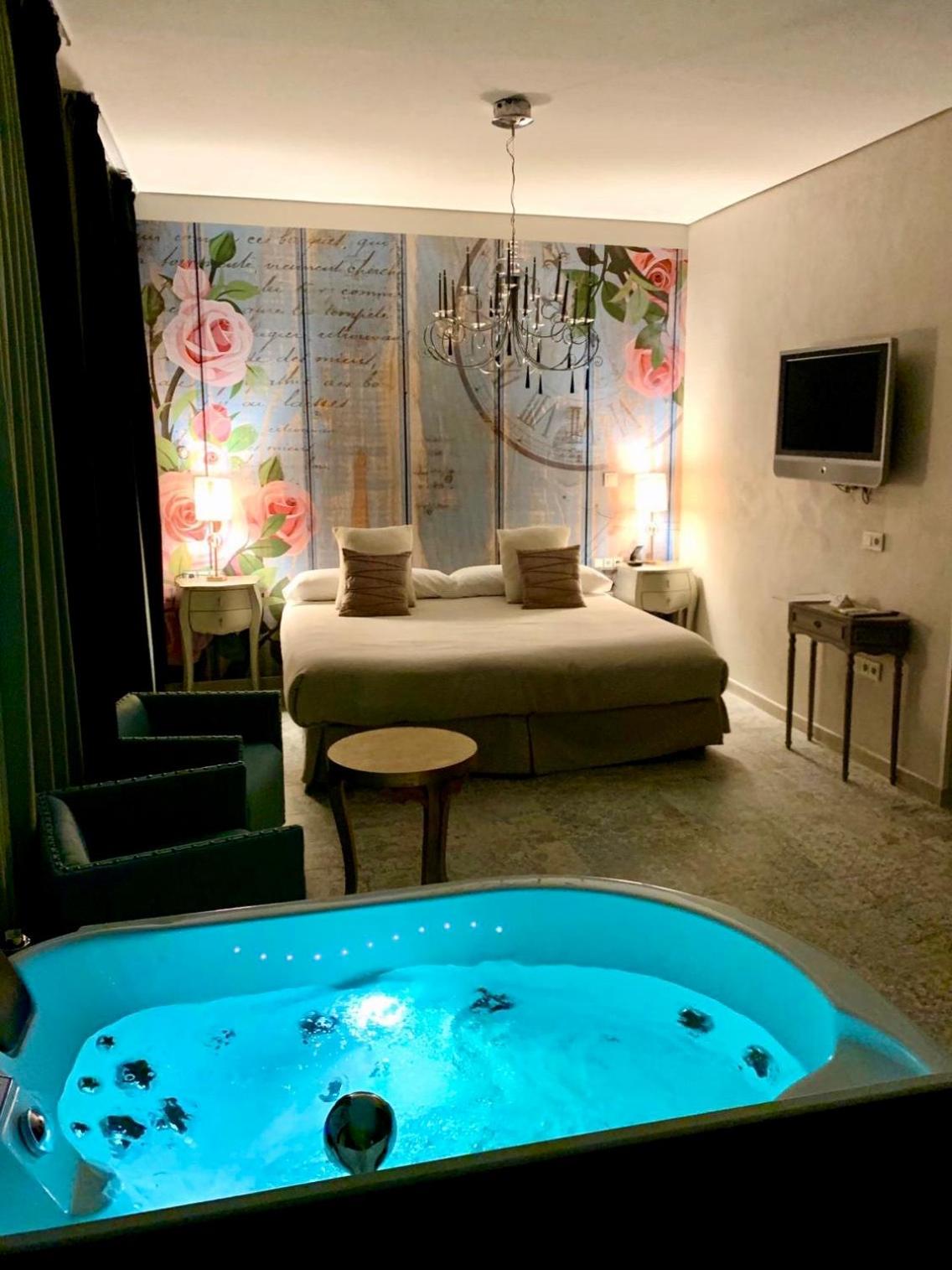 Suite con Jacuzzi Suite con Jacuzzi