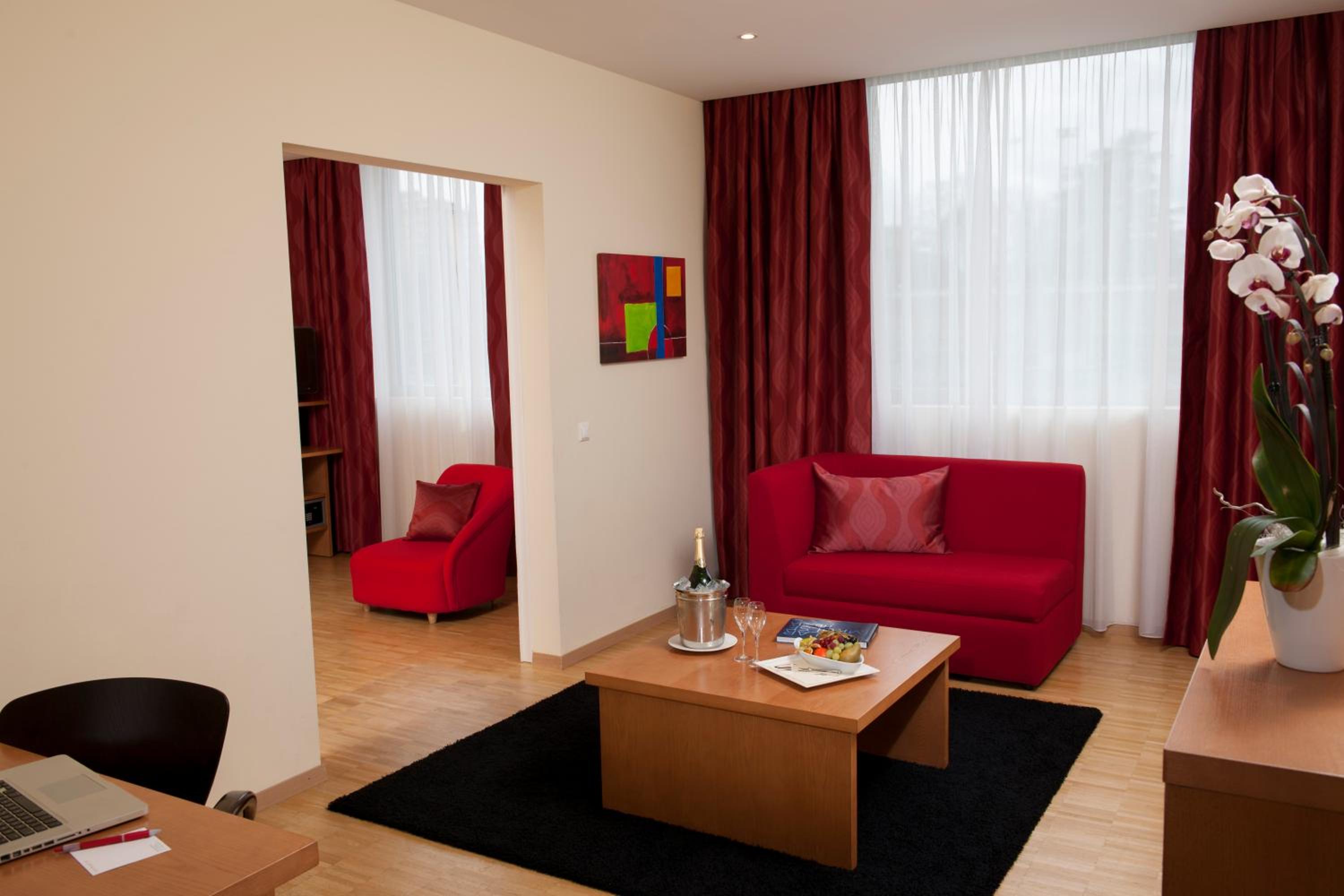 King Suite with Sofa Bed - Non-Smoking - Photo 4