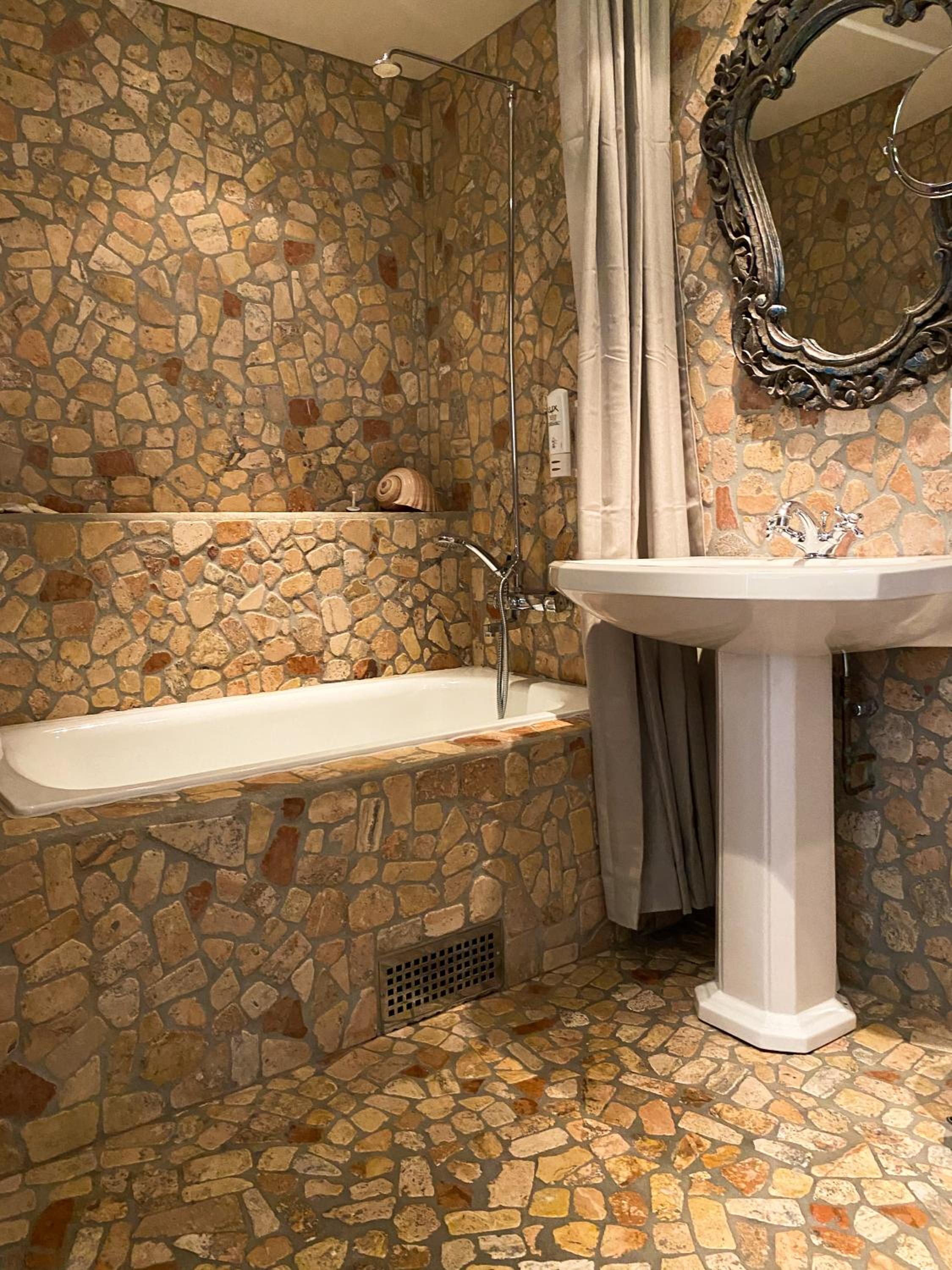Double or Twin Room - Photo 12
