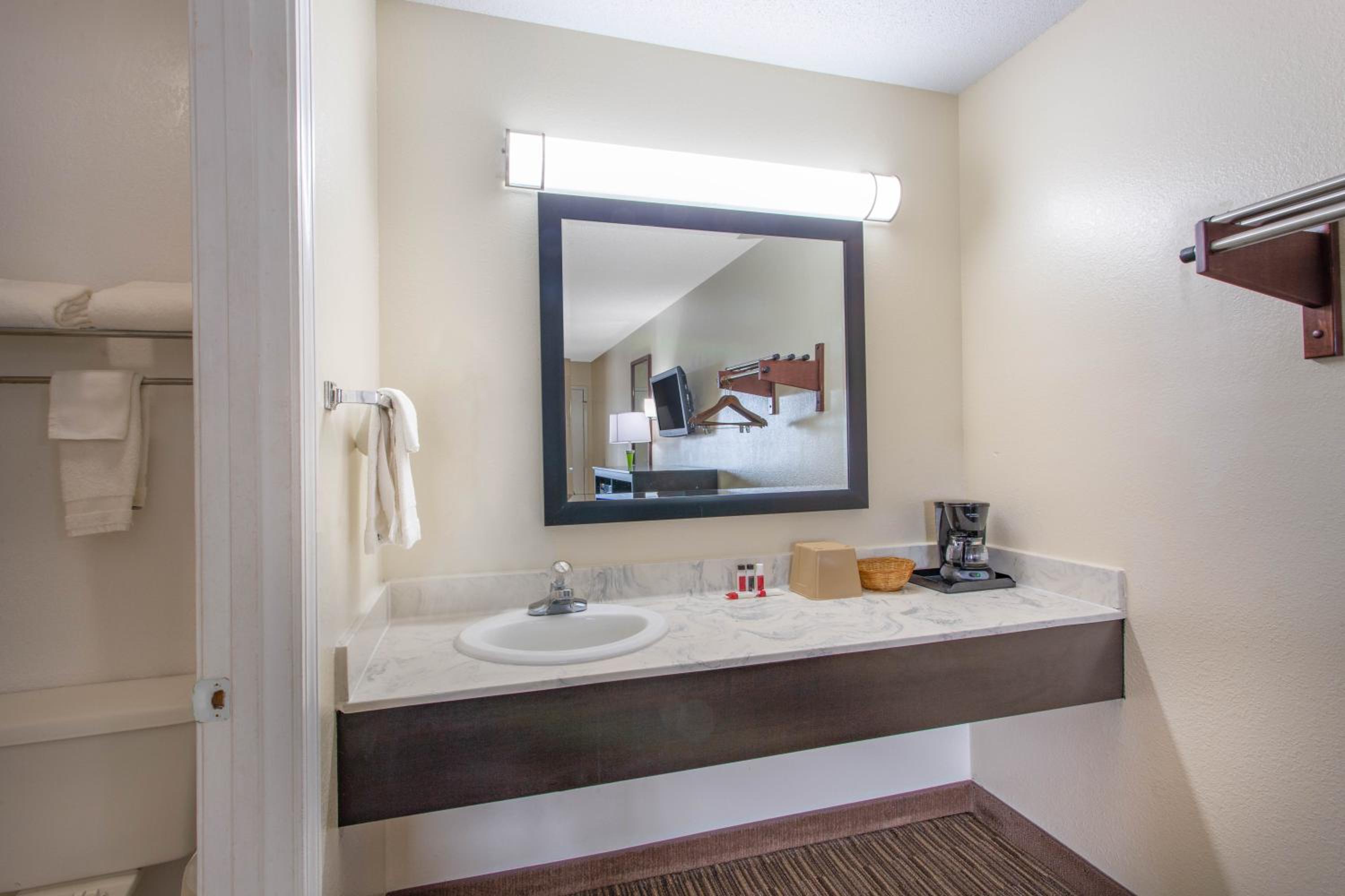 King Room - Non-Smoking - Photo 2