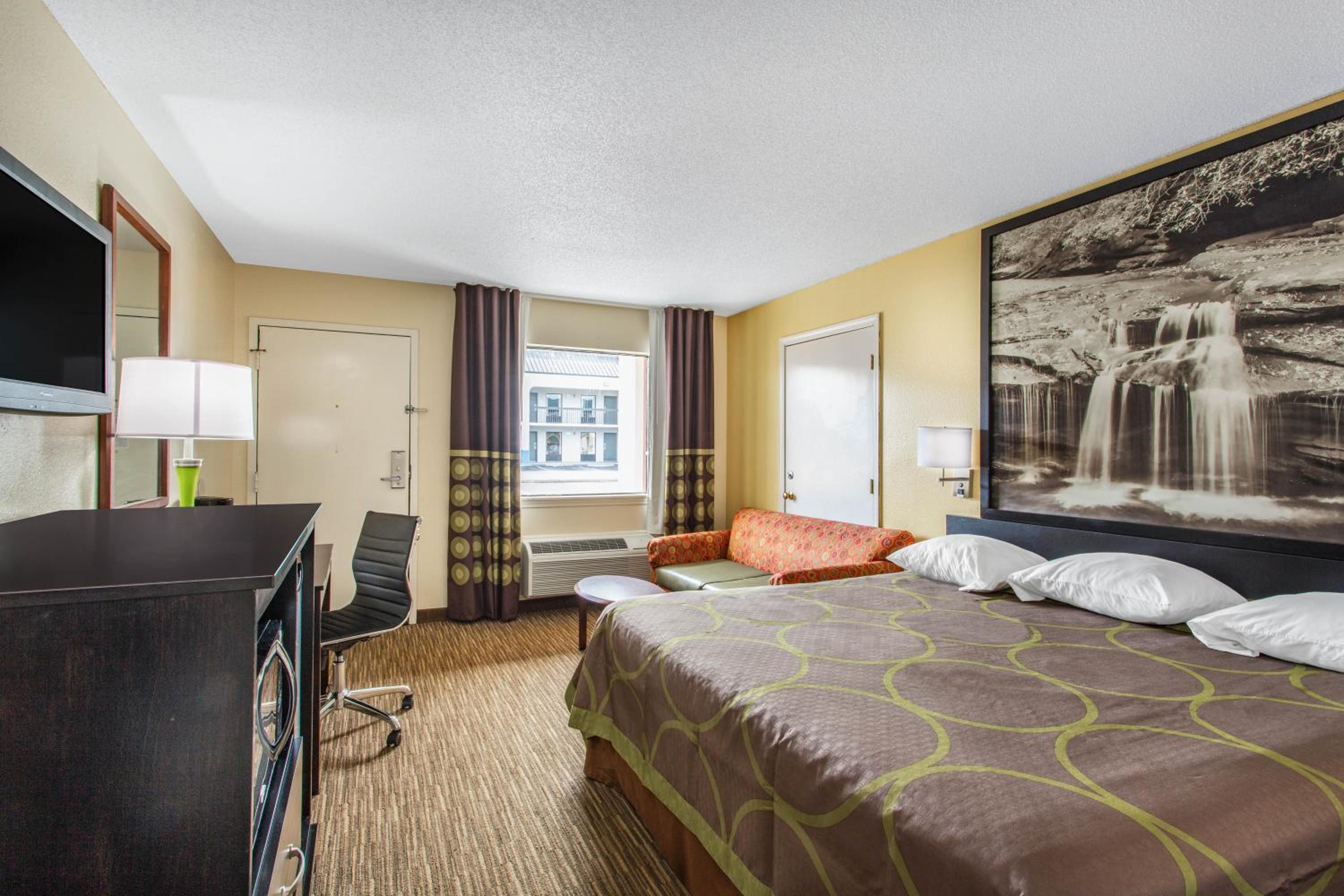 King Room - Mobility Accessible/Non-Smoking - Photo 10
