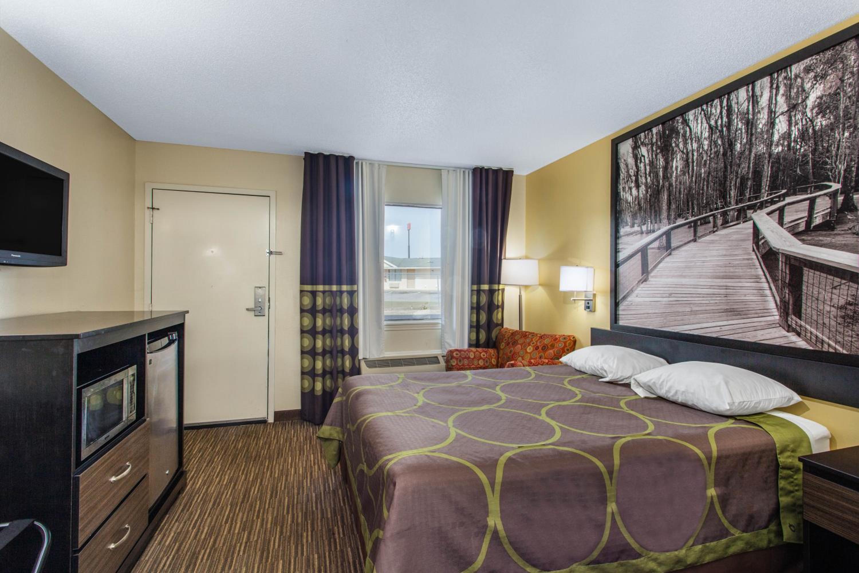 Queen Room - Mobility Accessible/Non-Smoking - Photo 4