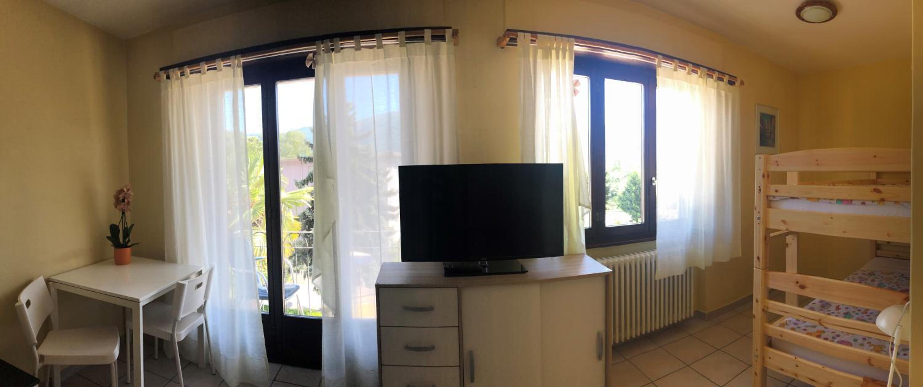 Family Room with Private Bathroom - Photo 2