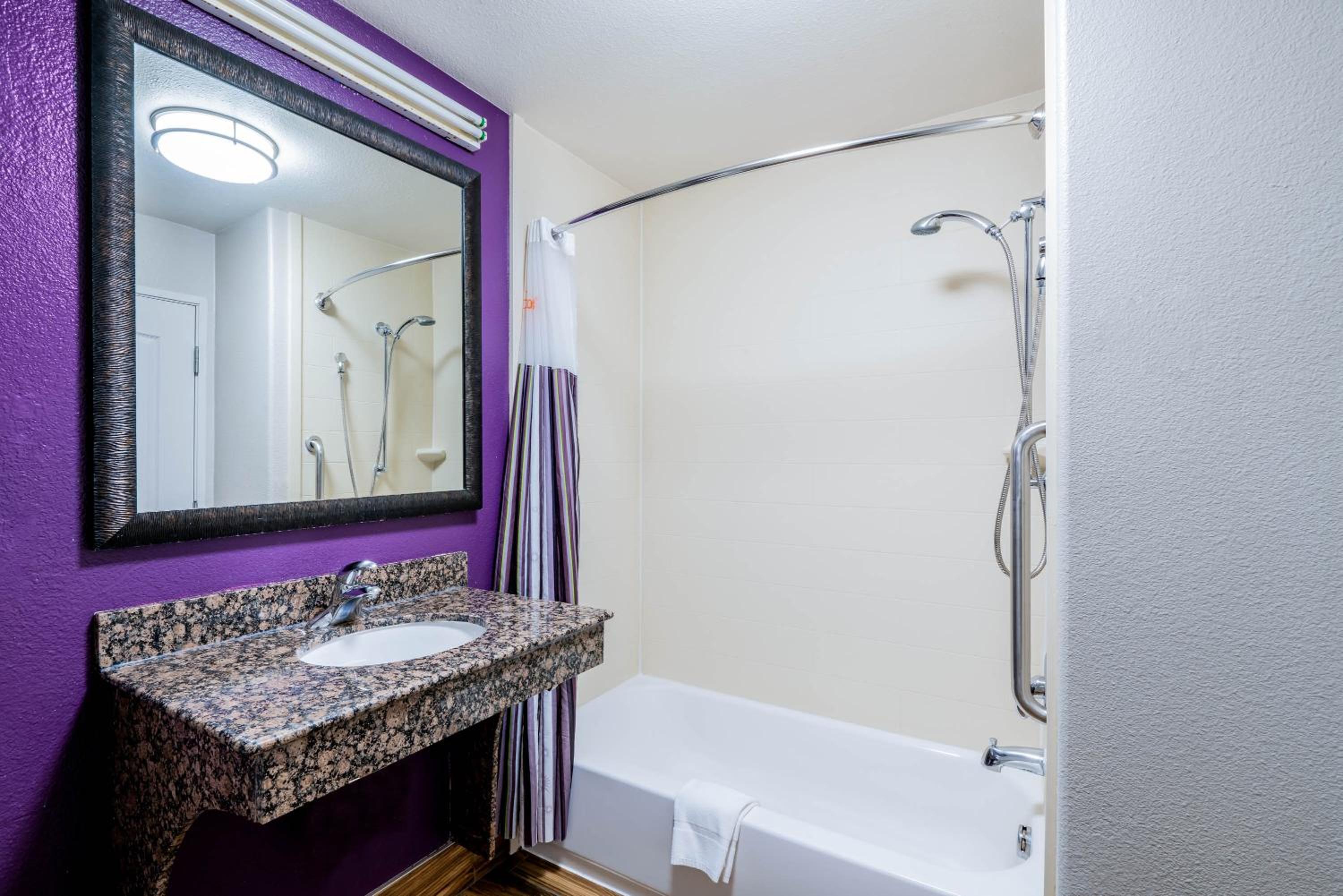 Deluxe King Room - Photo 6