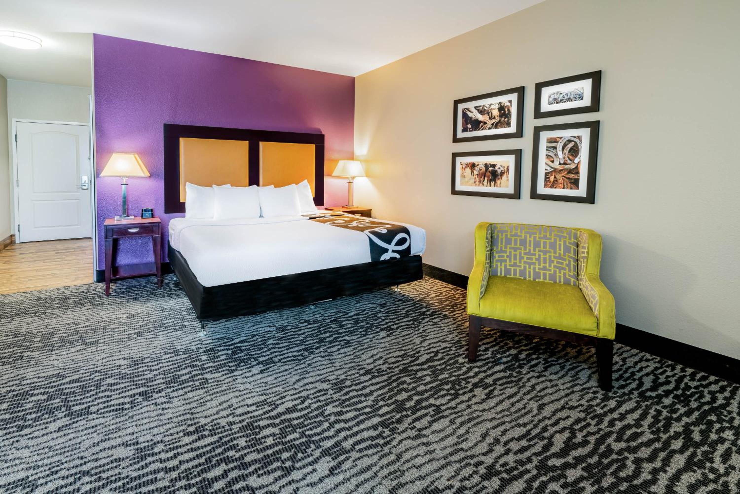 King Suite - Mobility/Hearing Accessible with Bath Tub - Non-Smoking