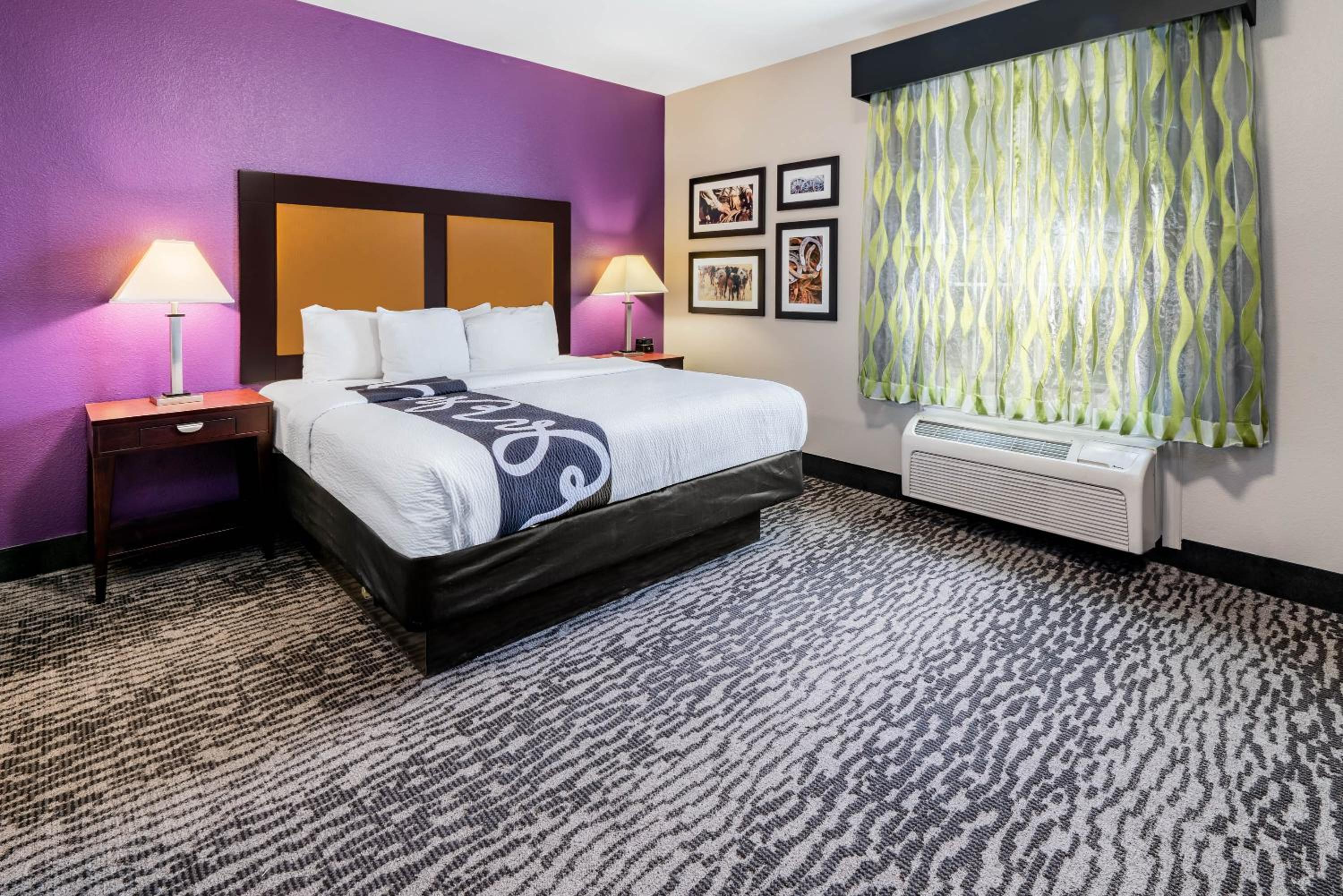 Deluxe King Room - Photo 2