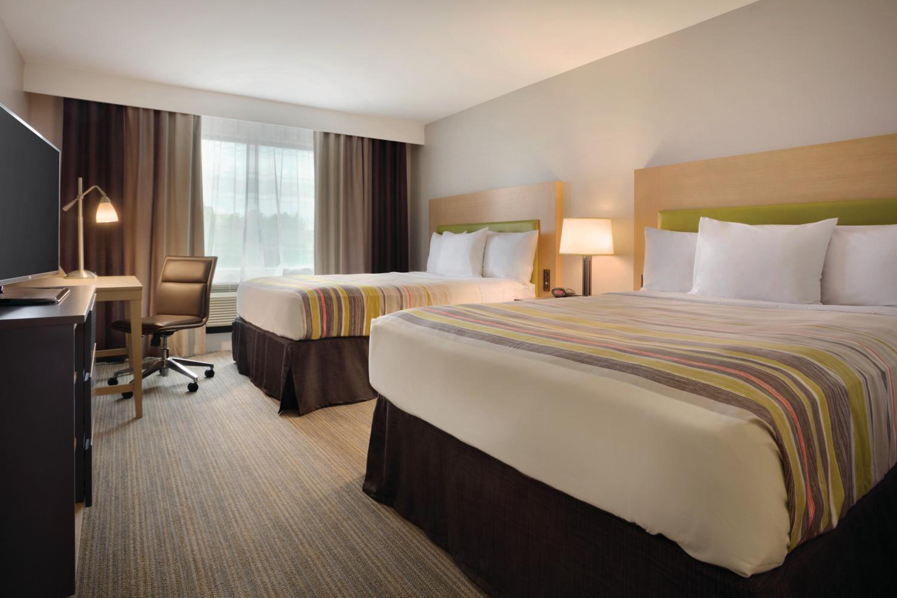 Queen Room with Two Queen Beds - Photo 3