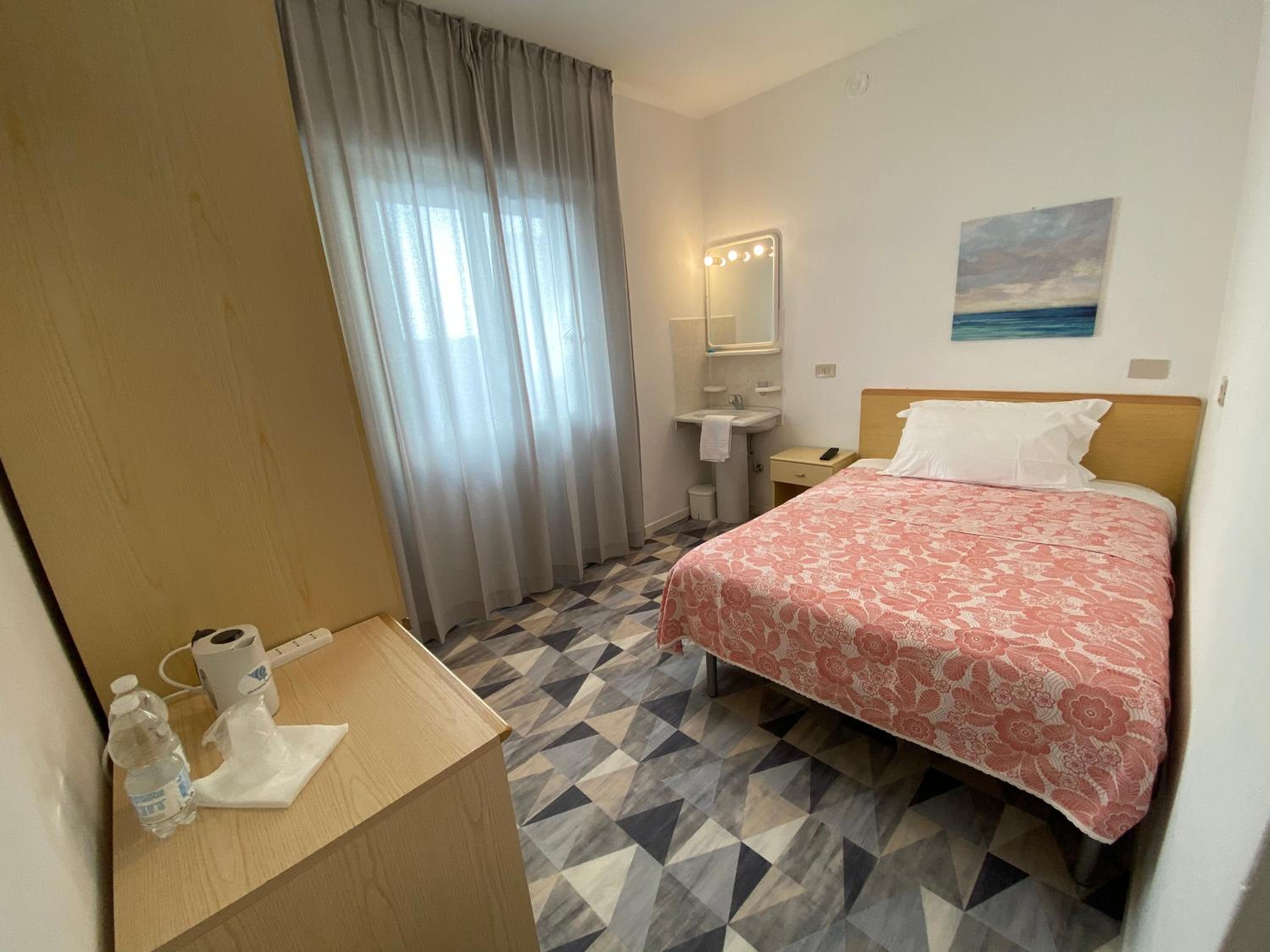 Single Room with Private External Bathroom photo 1