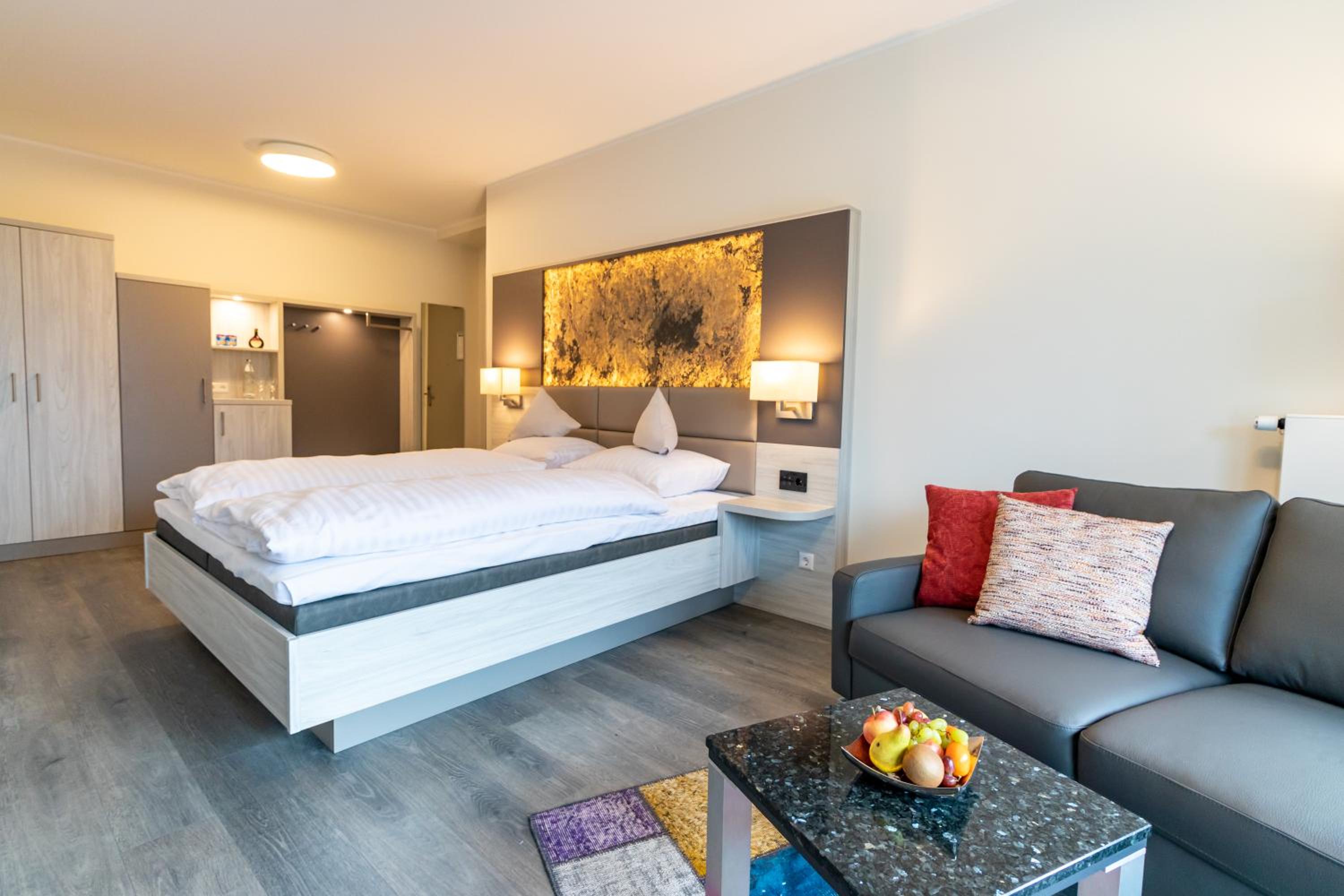Deluxe Double Room with Balcony - Photo 6
