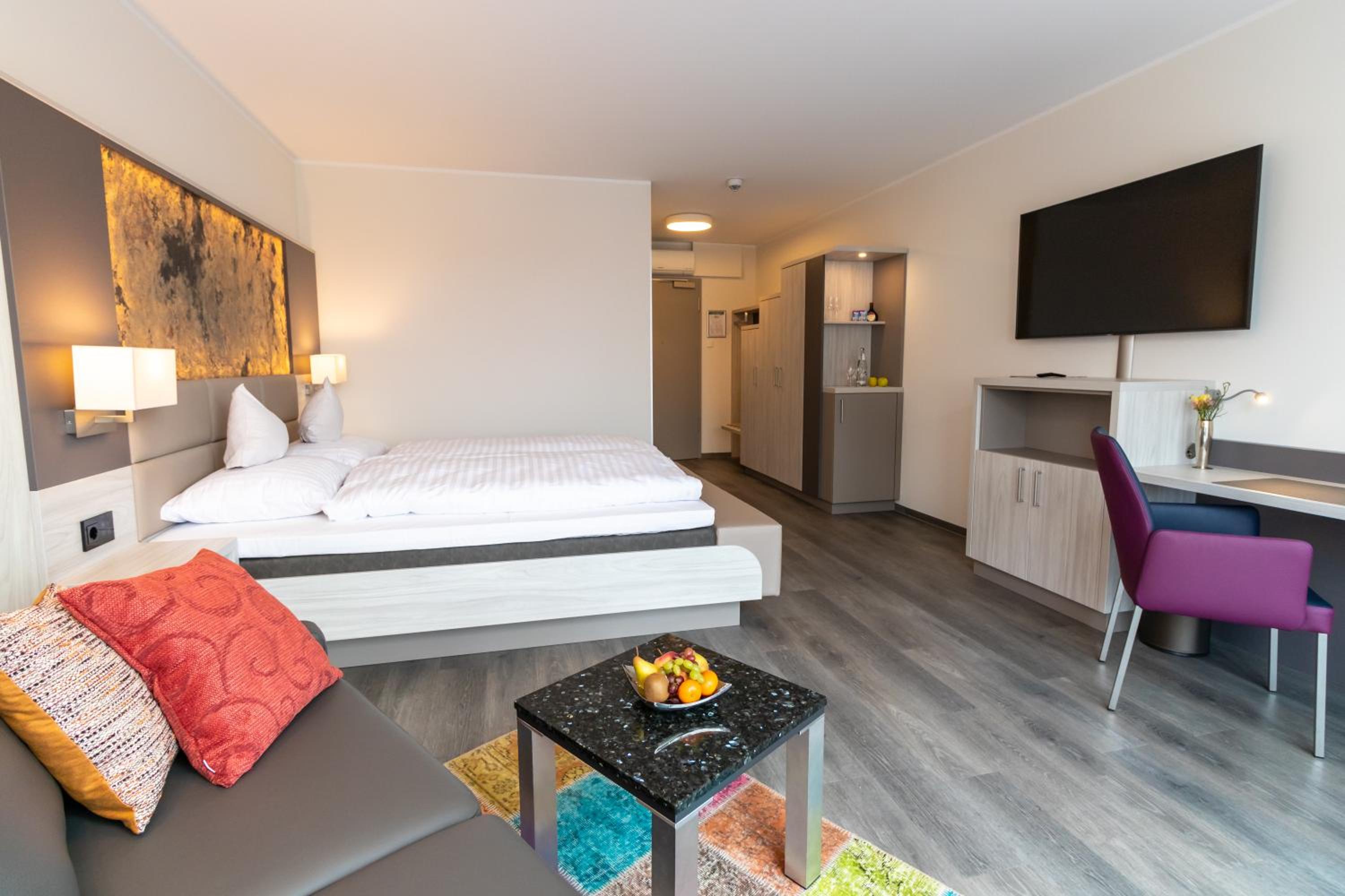 Deluxe Double Room with Balcony - Photo 4