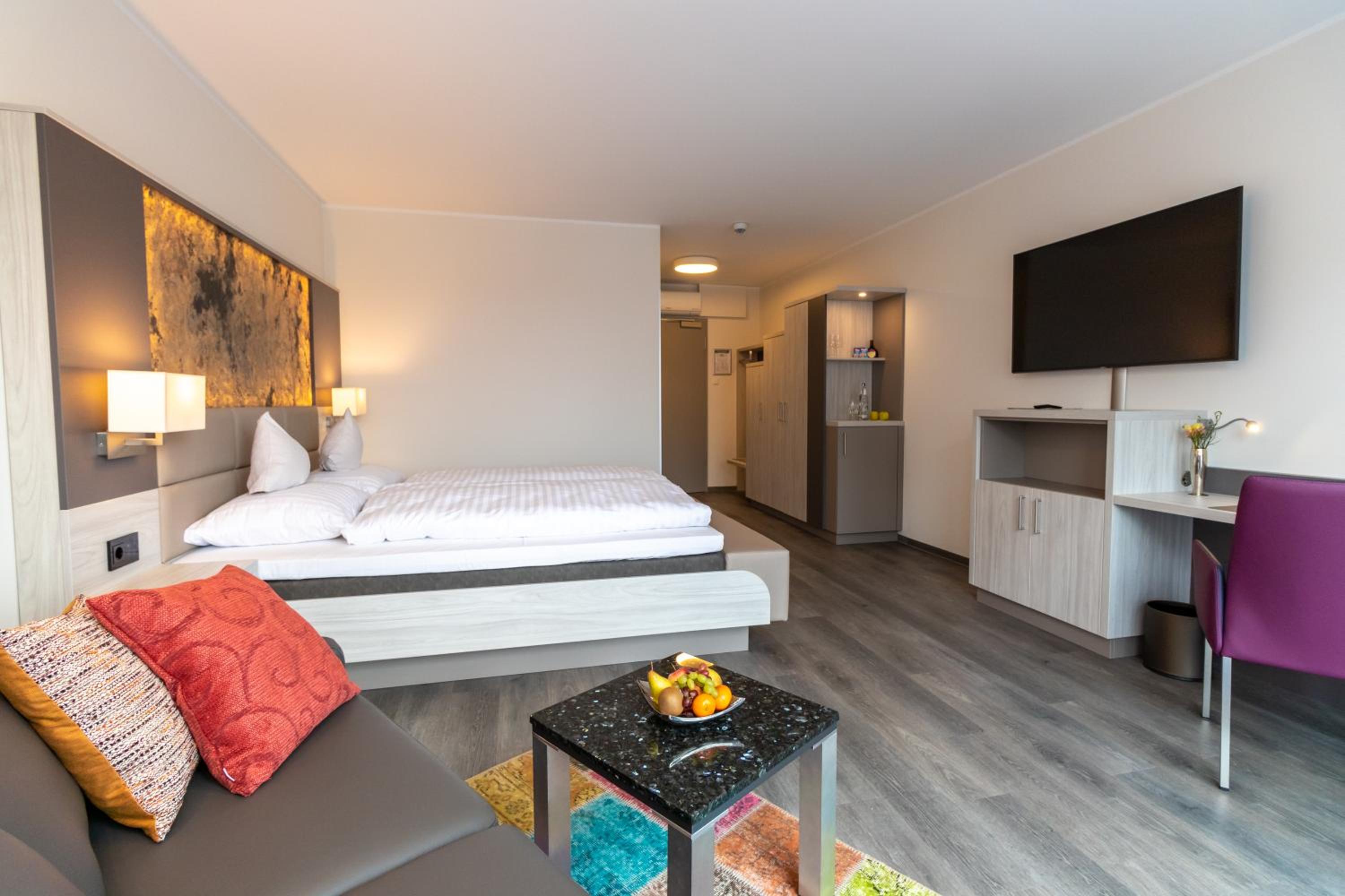Deluxe Double Room with Balcony - Photo 10