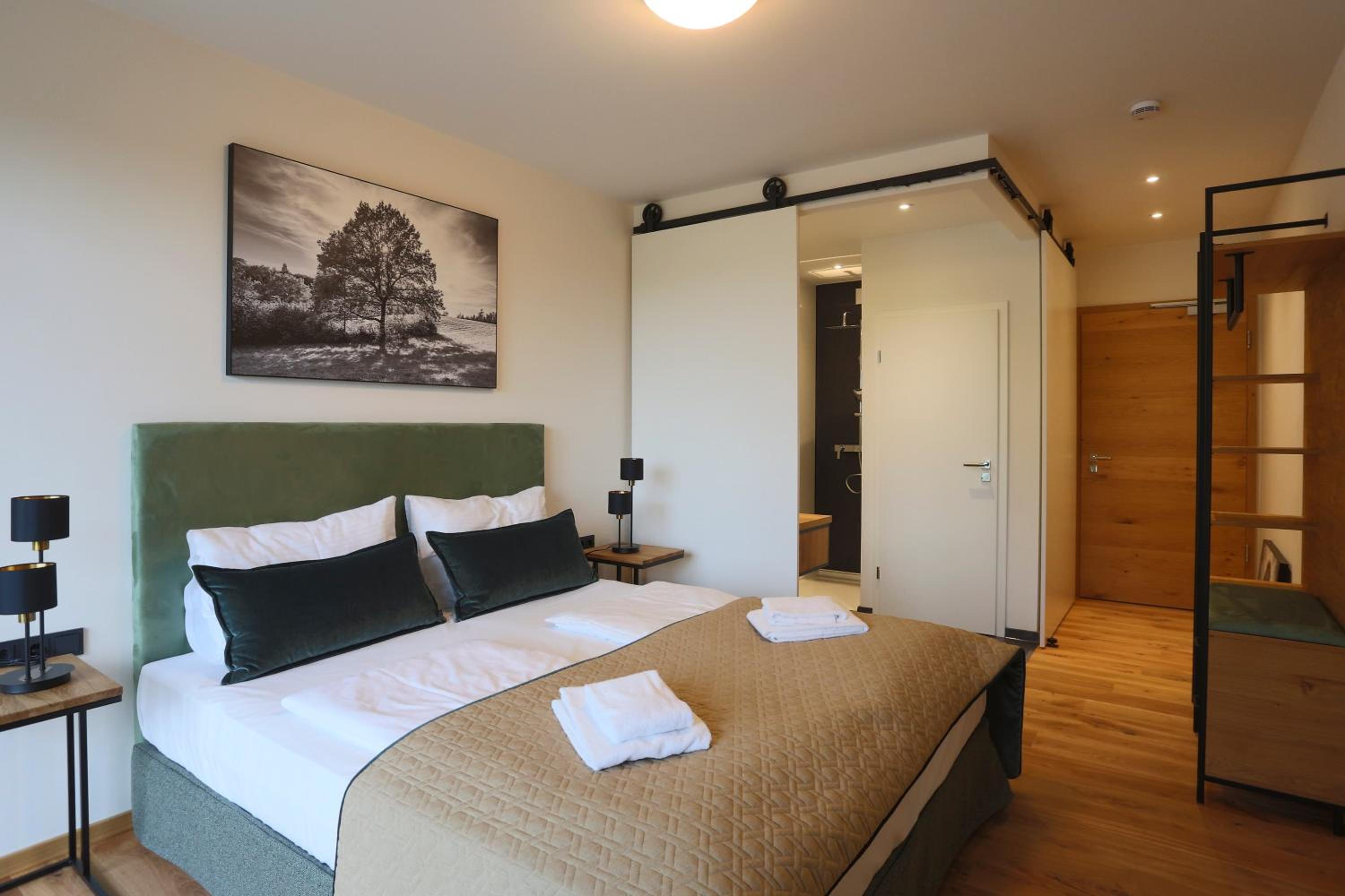 Deluxe Double Room with Balcony - Photo 4