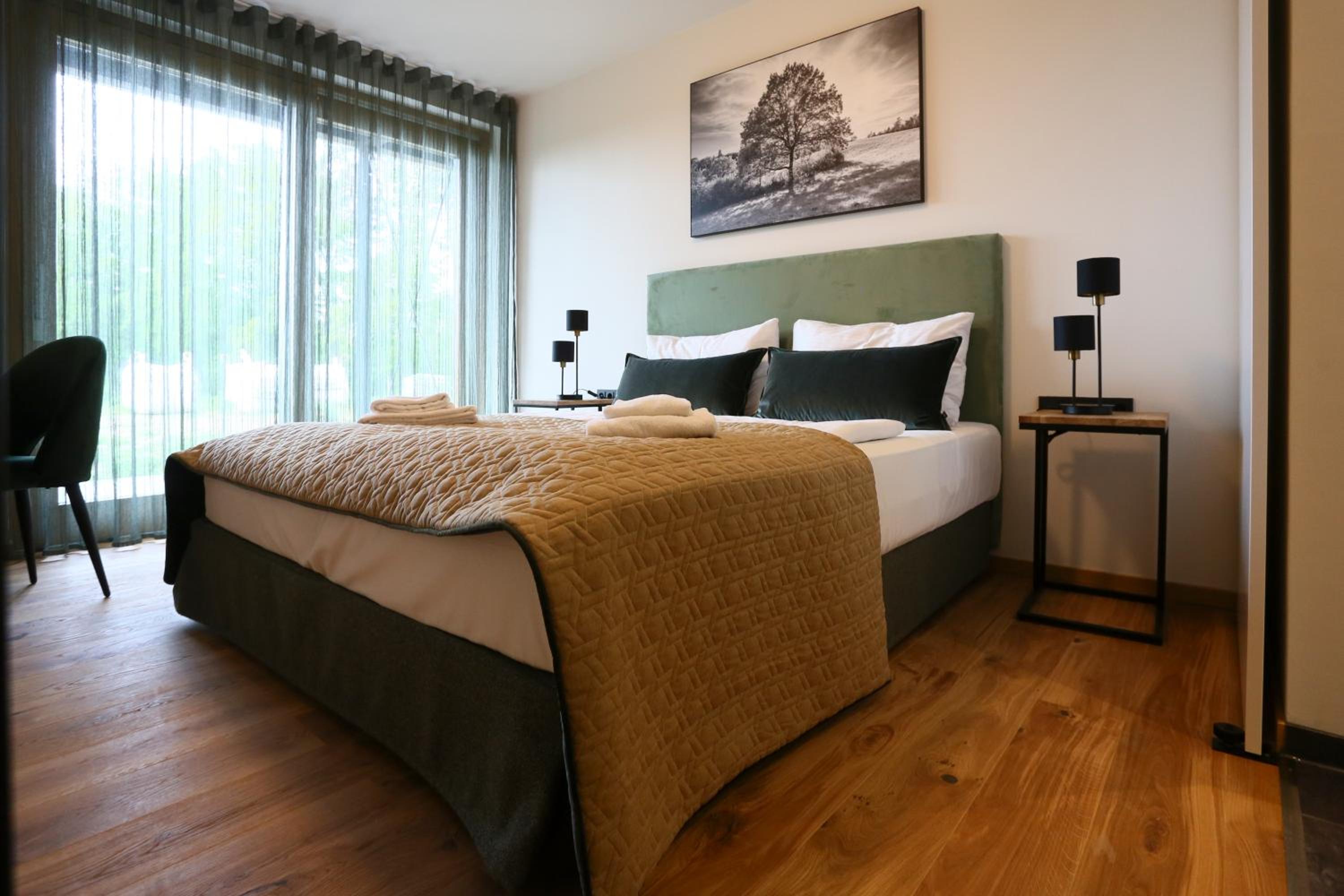 Deluxe Double Room with Balcony - Photo 8