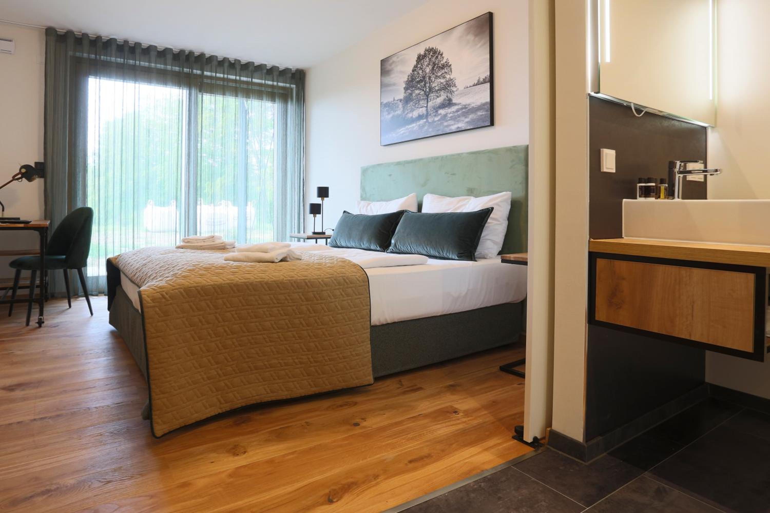 Deluxe Double Room with Balcony - Photo 9