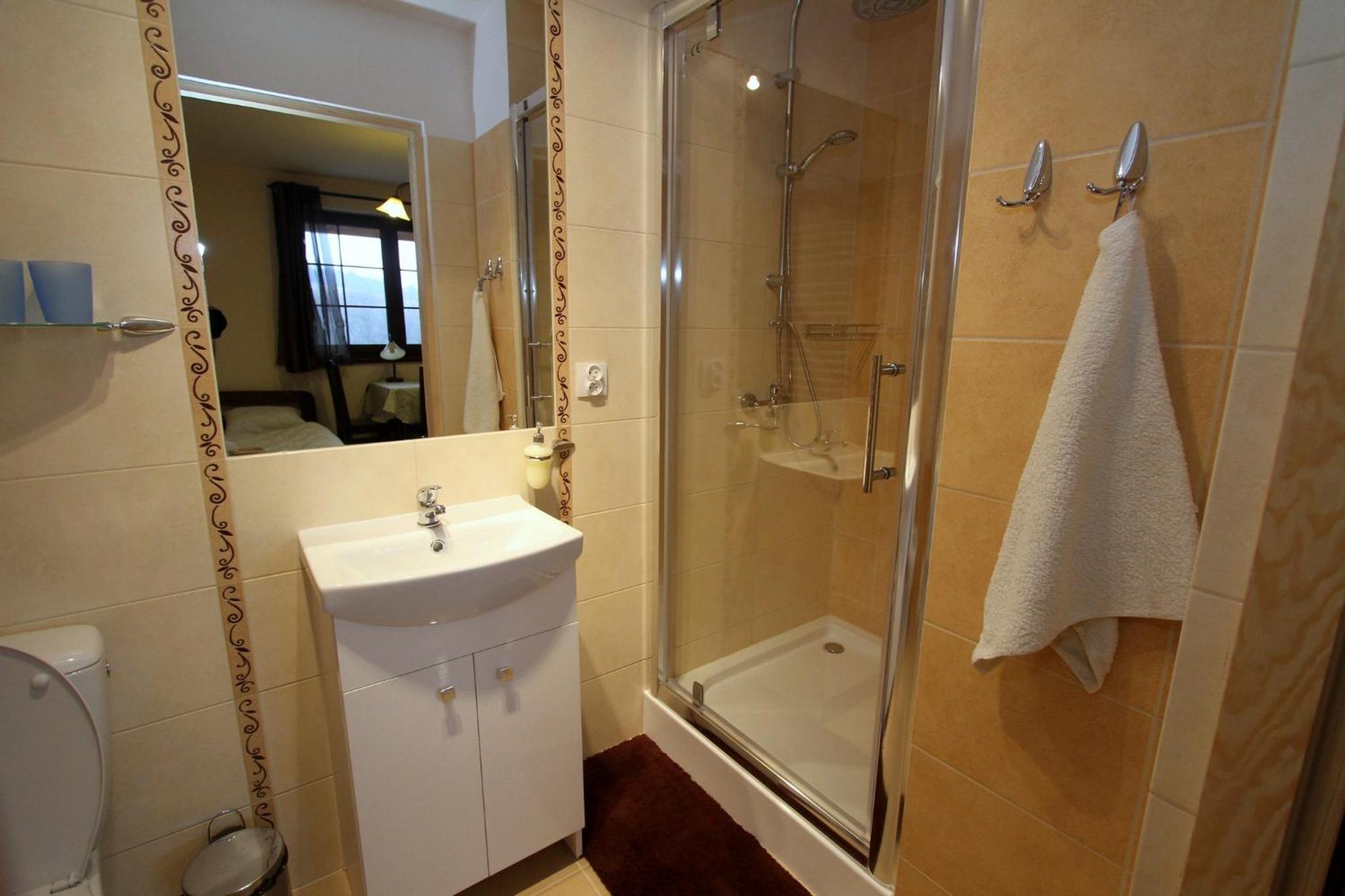 Quadruple Room with Private Bathroom - Photo 4
