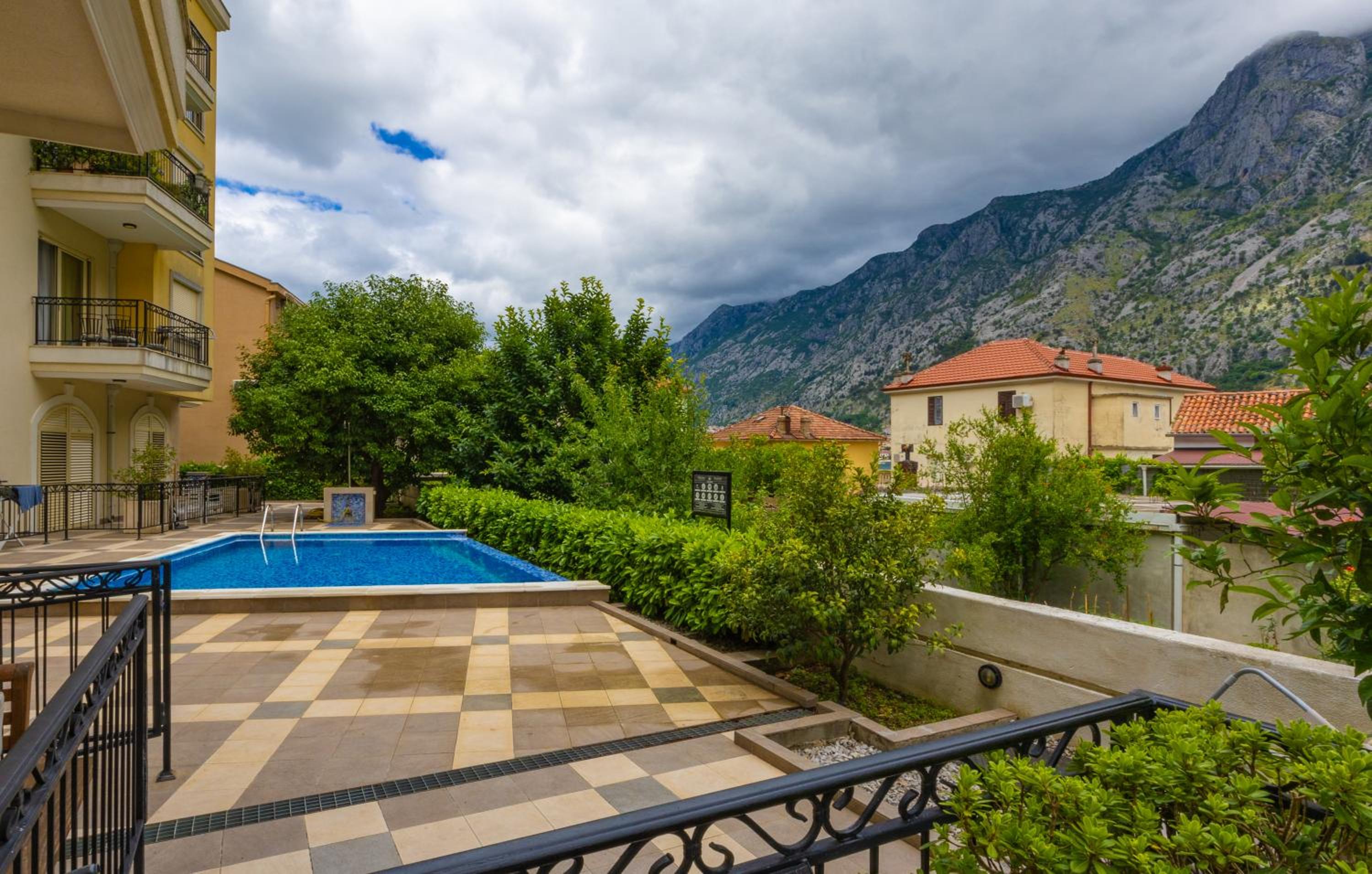 One-Bedroom Apartment with Pool View photo 3