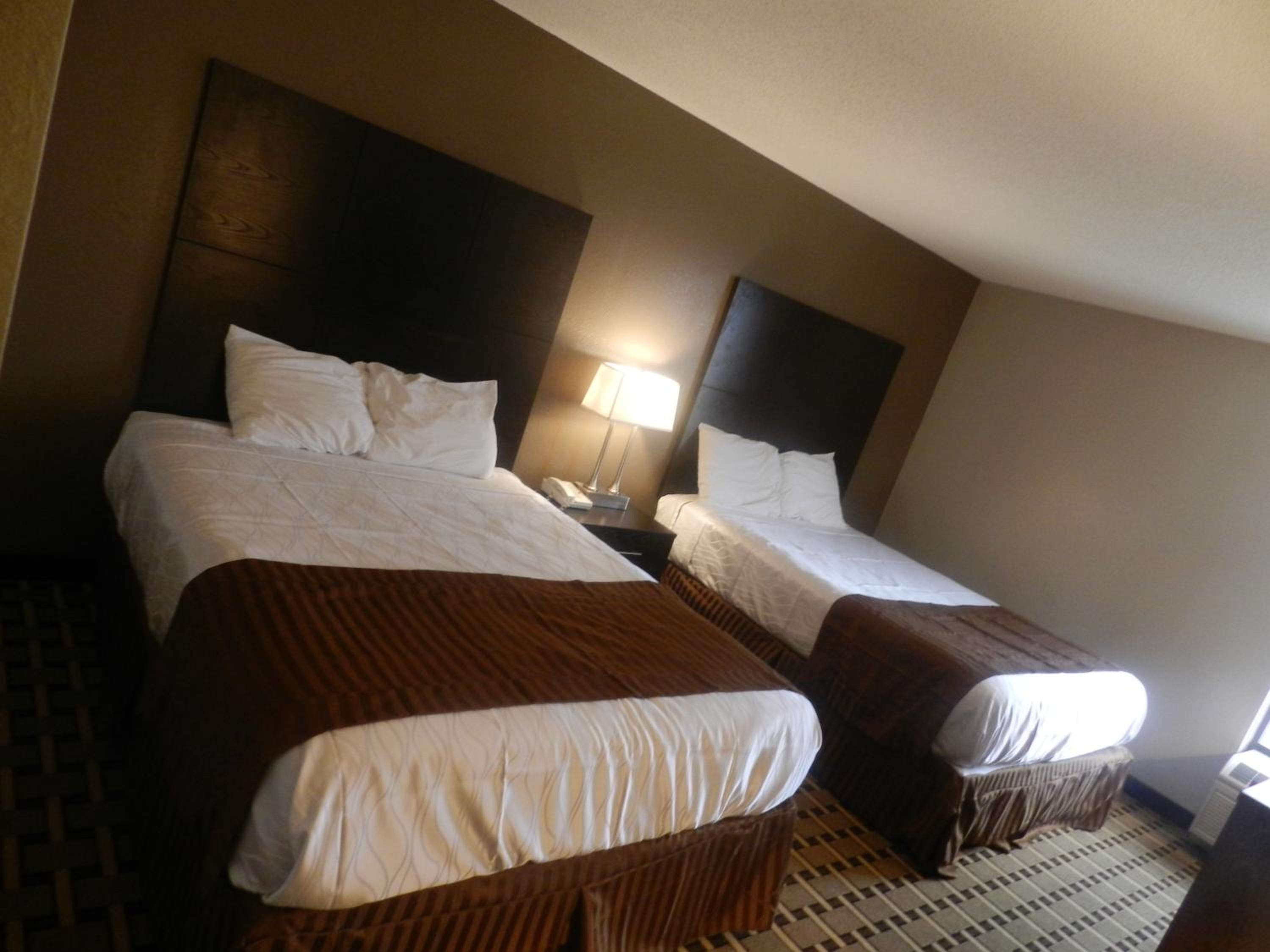  Standard Queen Room with Two Queen Beds - Non-Smoking - Photo 5