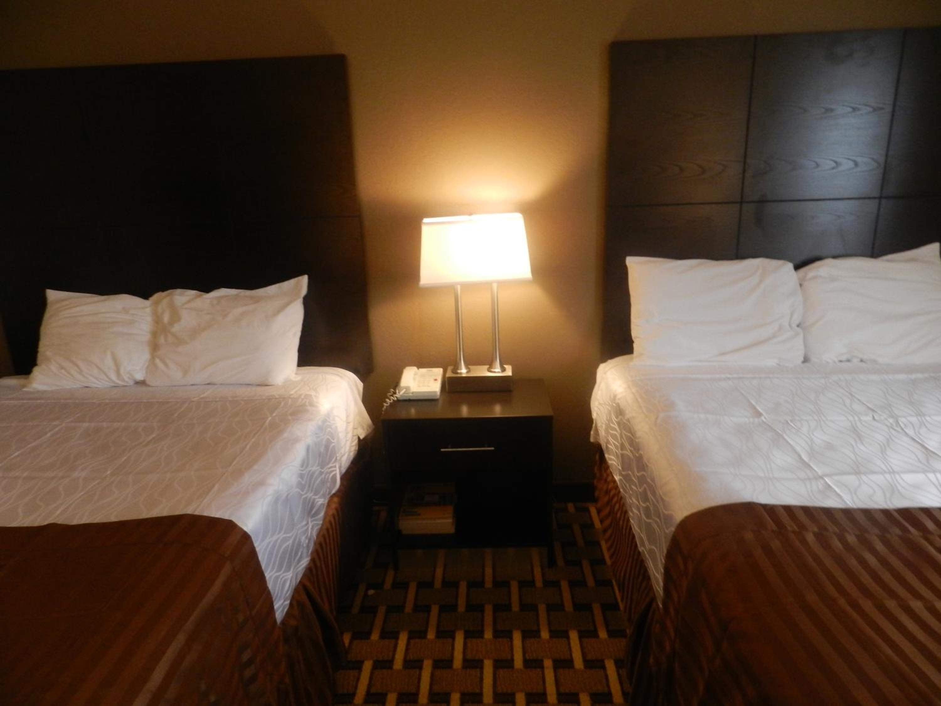  Standard Queen Room with Two Queen Beds - Non-Smoking - Photo 7