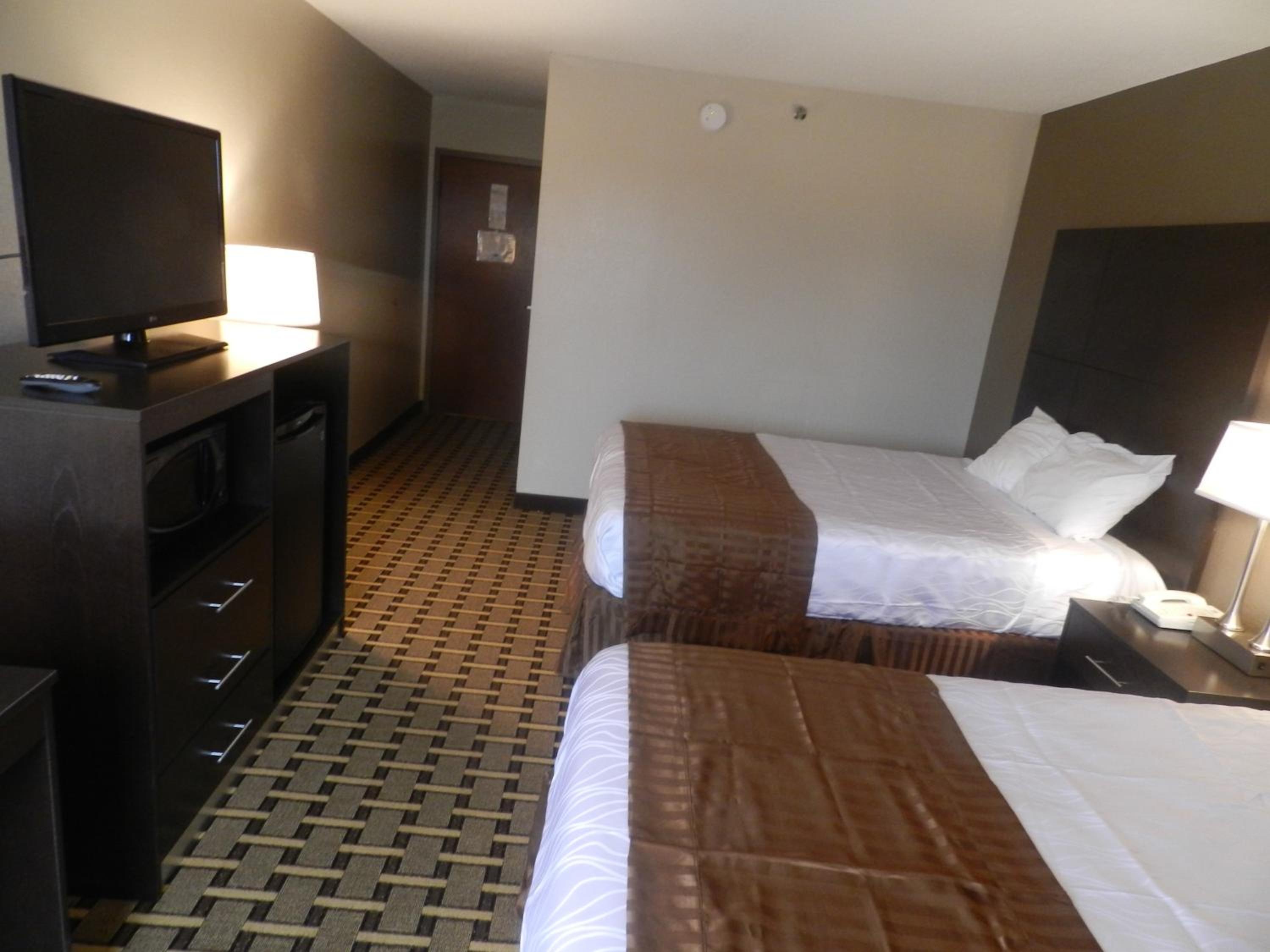  Standard Queen Room with Two Queen Beds - Non-Smoking - Photo 2