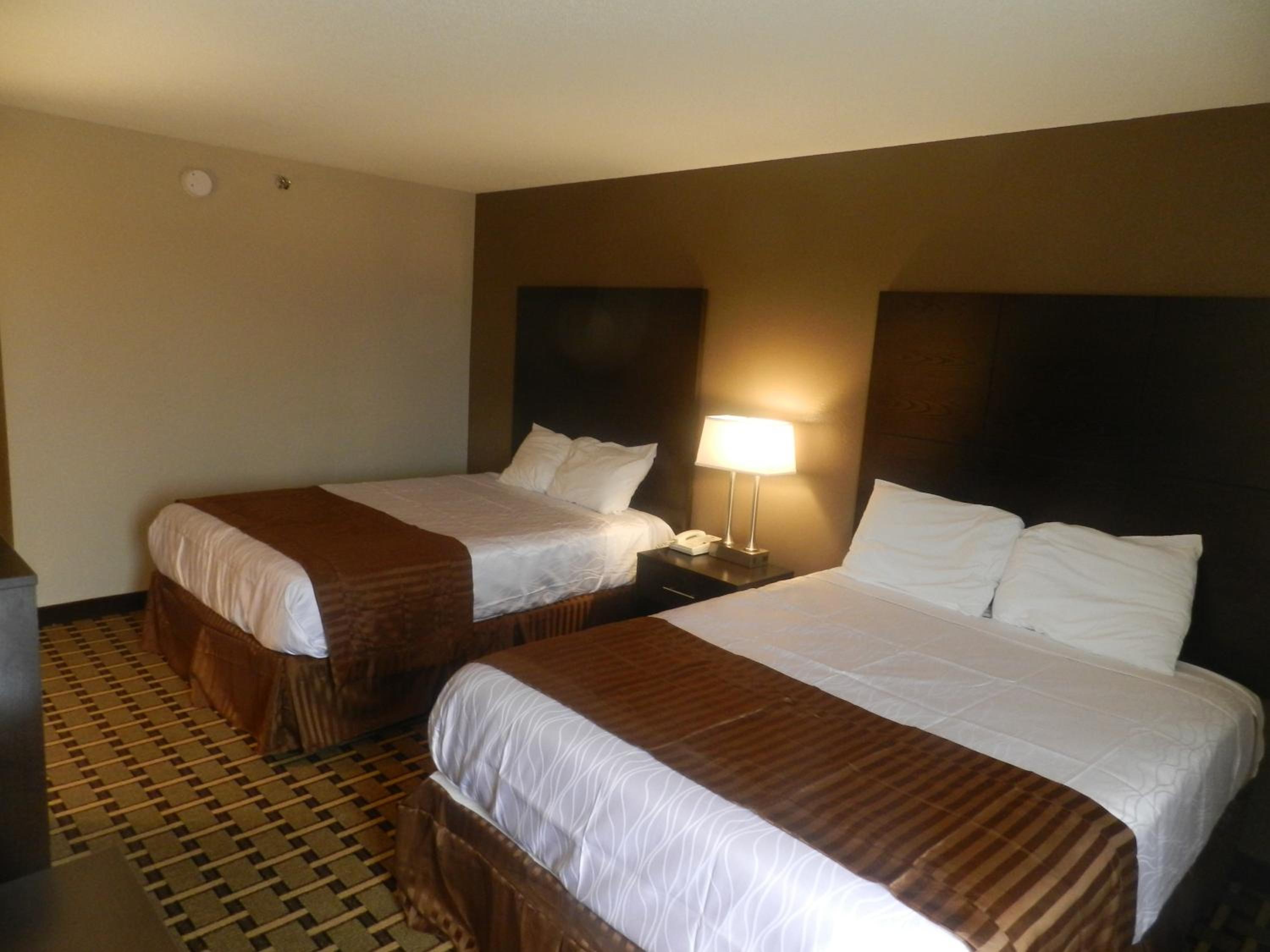  Standard Queen Room with Two Queen Beds - Non-Smoking - Photo 1