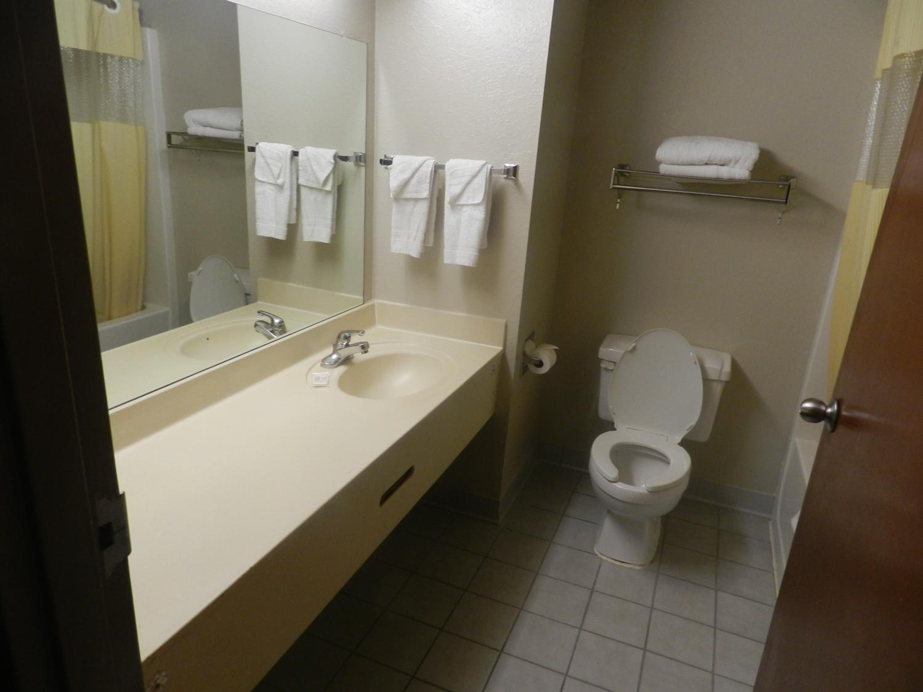  Standard Queen Room with Two Queen Beds - Non-Smoking - Photo 4