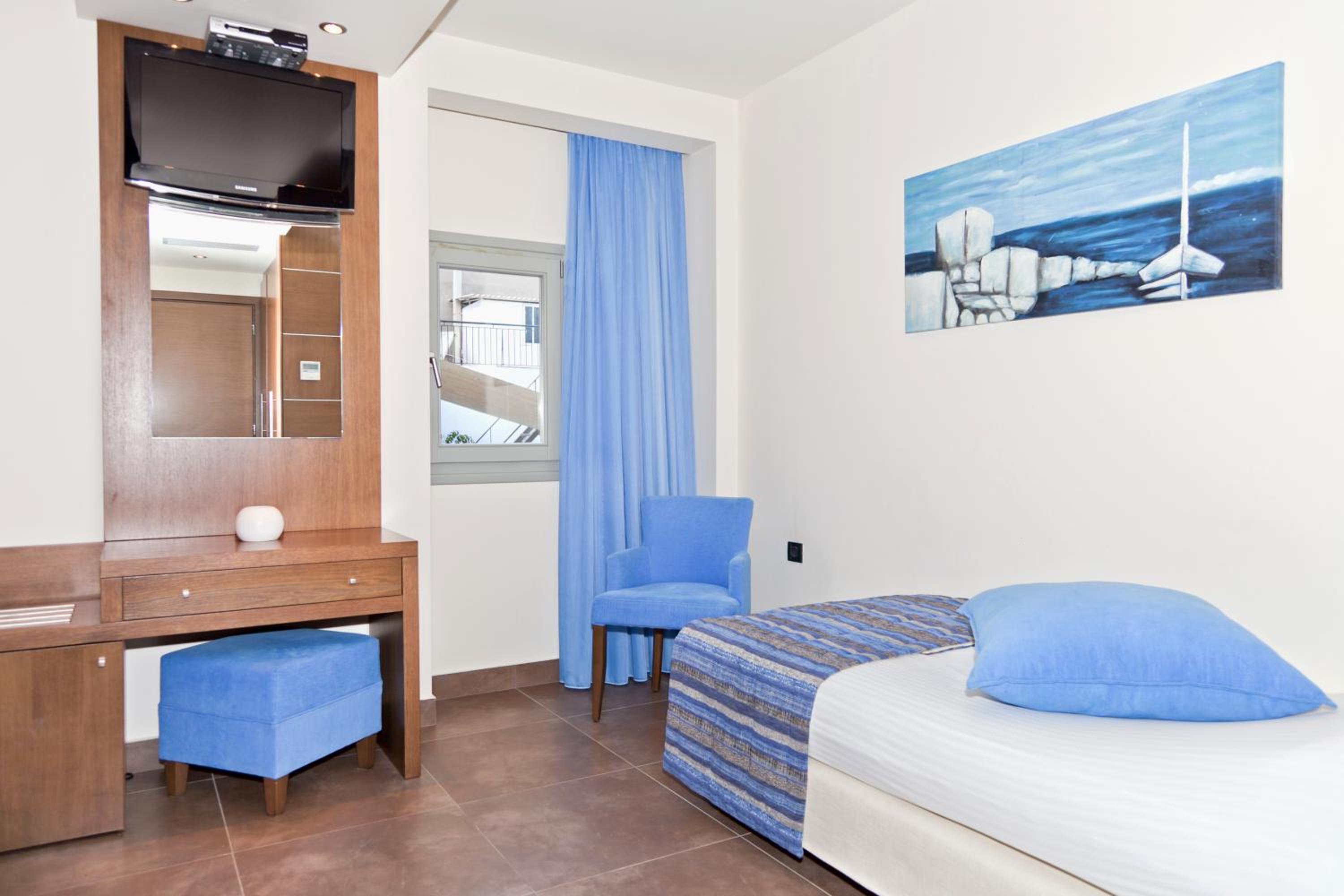 Triple Room with City & Castle View - Photo 4