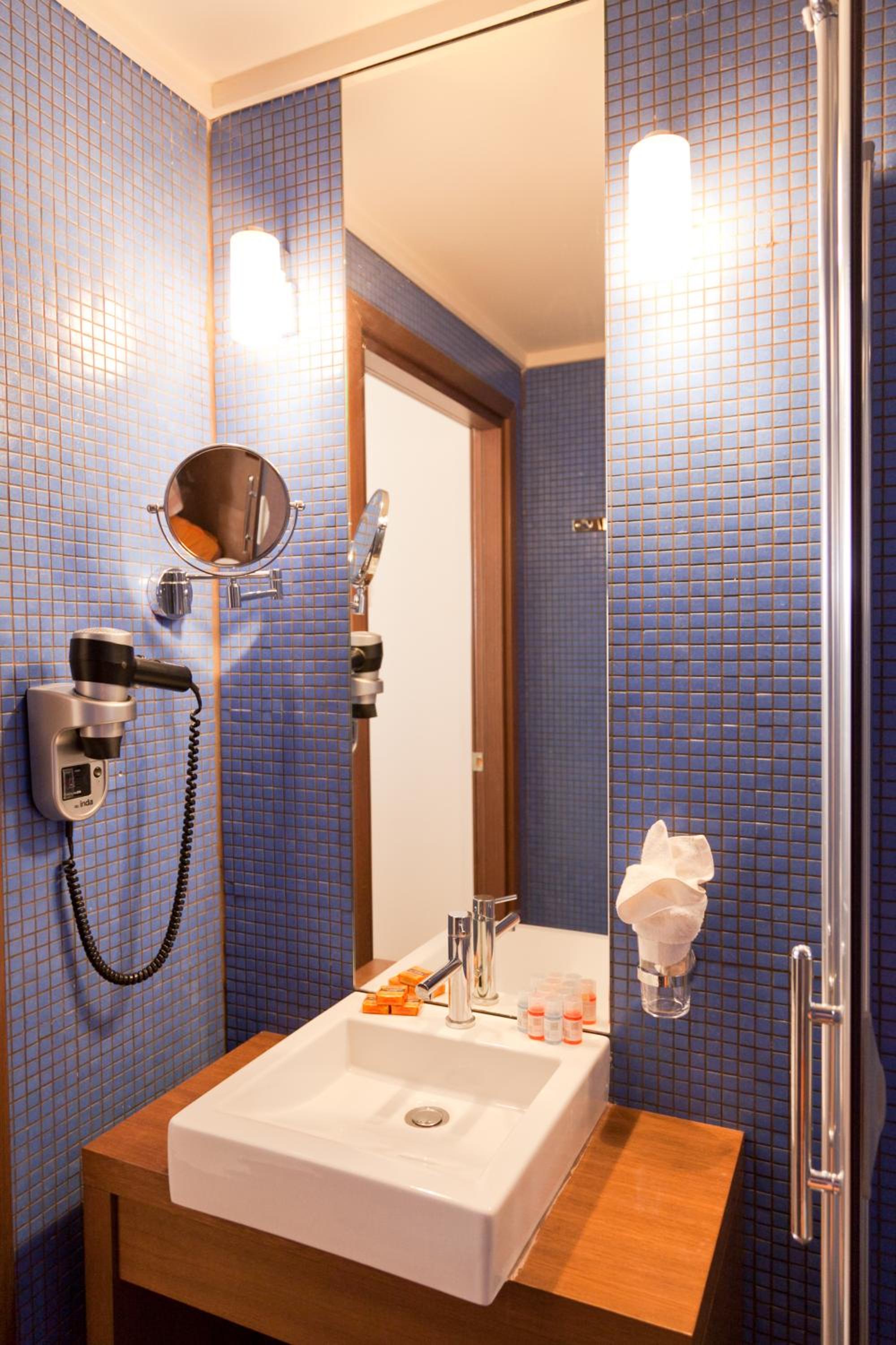 Triple Room with City & Castle View - Photo 5