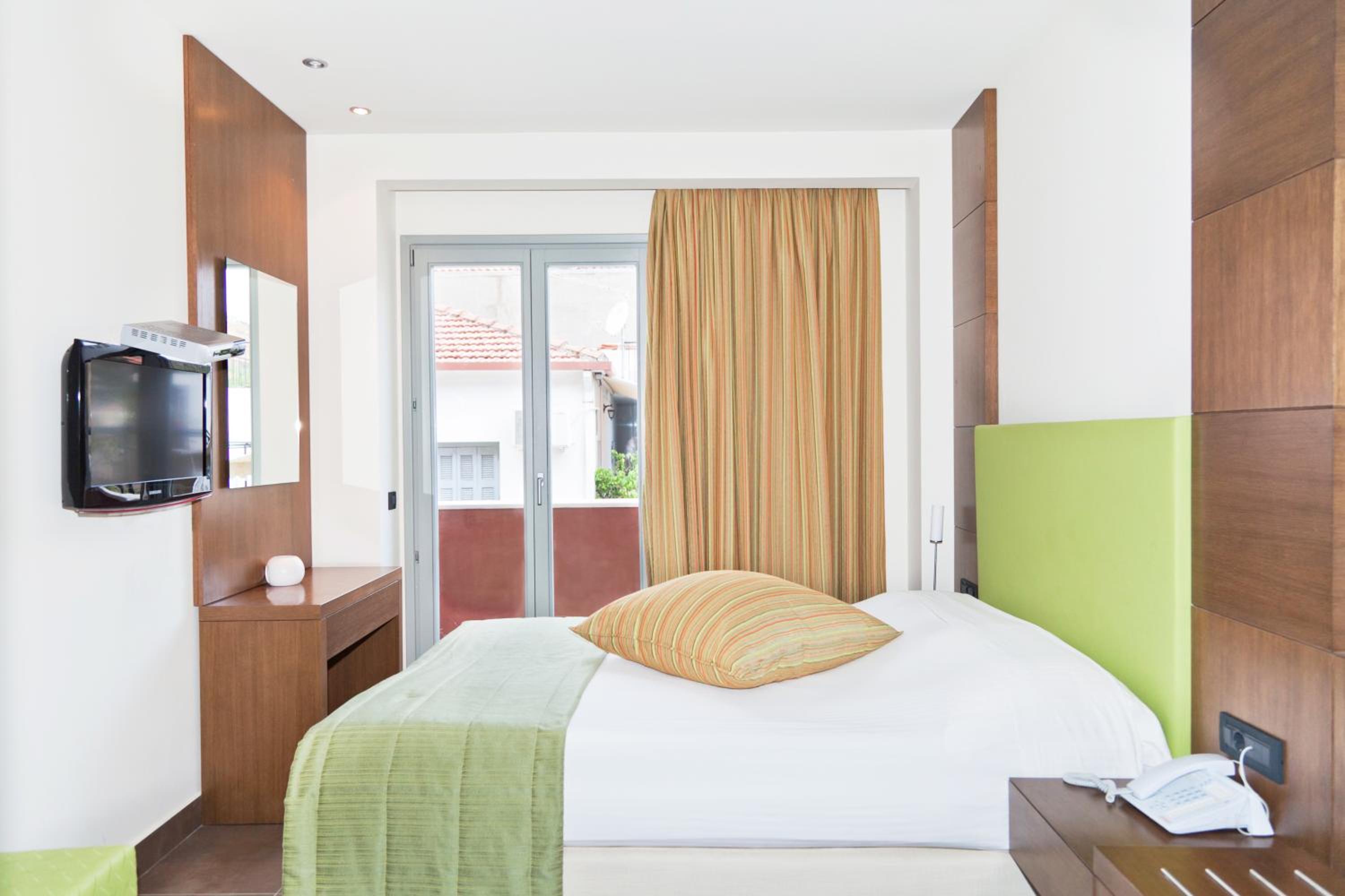 Economy room with city & castle view - Photo 1