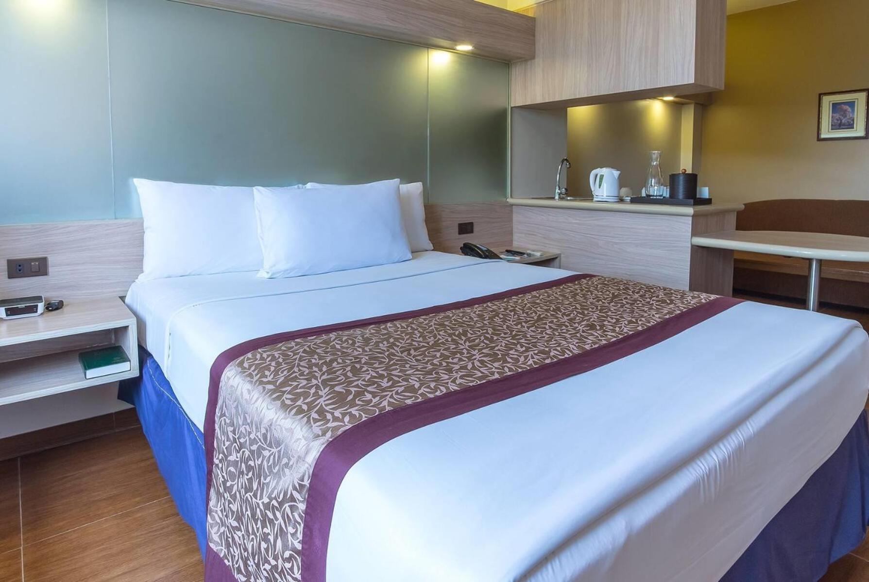 Queen Room with Roll-In Shower - Mobility Accessible/Non-Smoking
