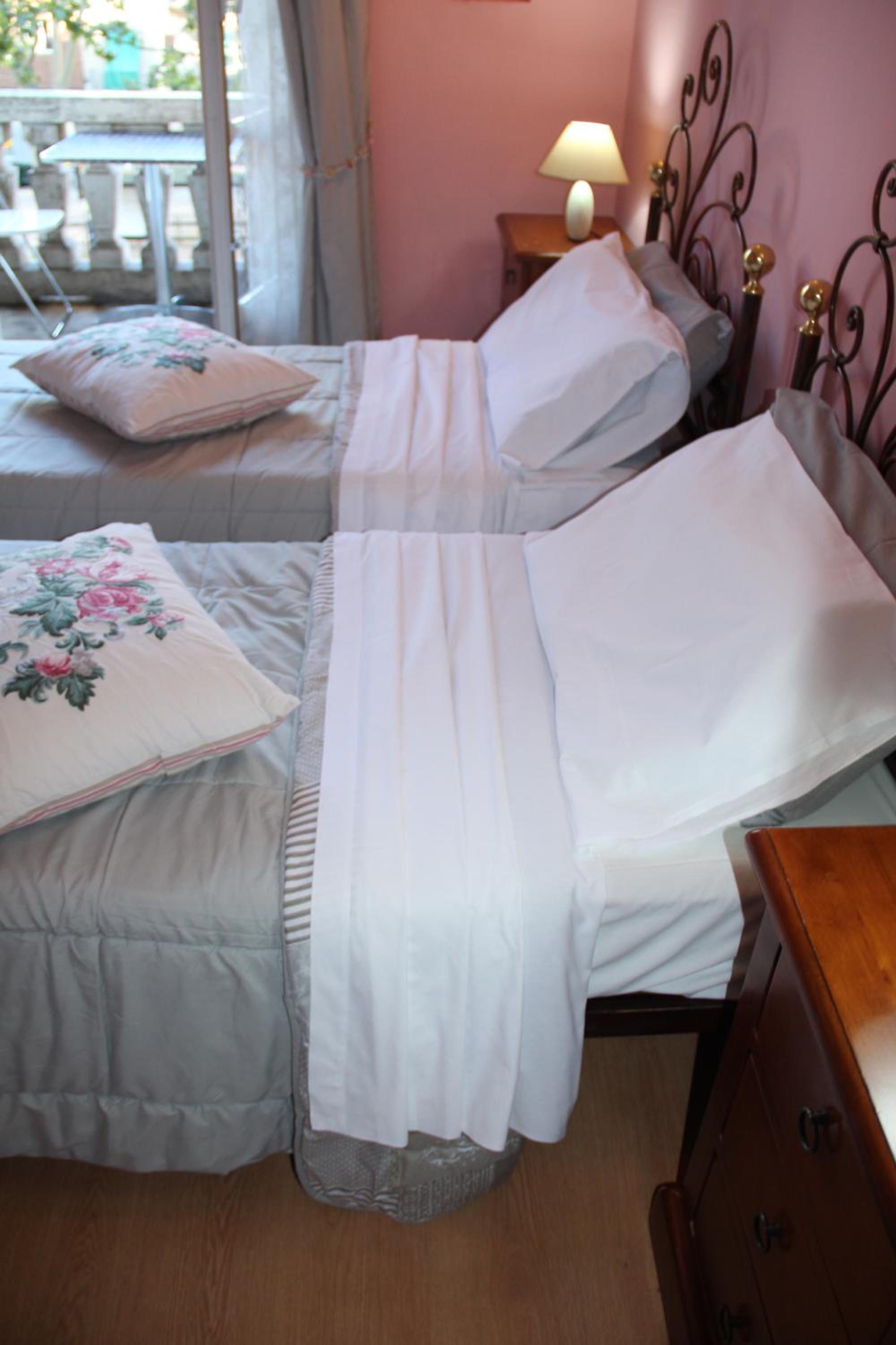 Double Room with Private External Bathroom - Photo 2