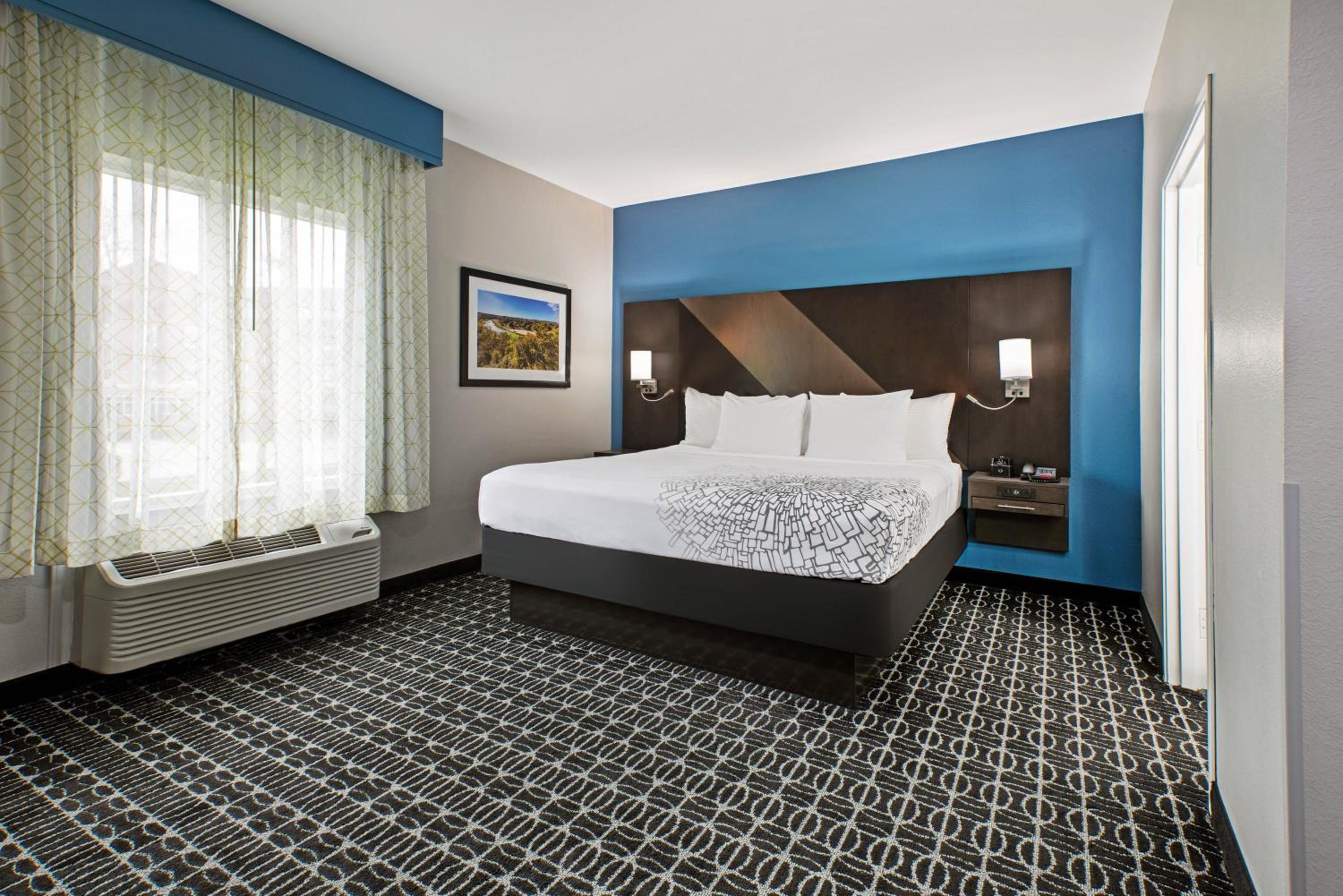 Deluxe Family Suite - Non-Smoking - Photo 4