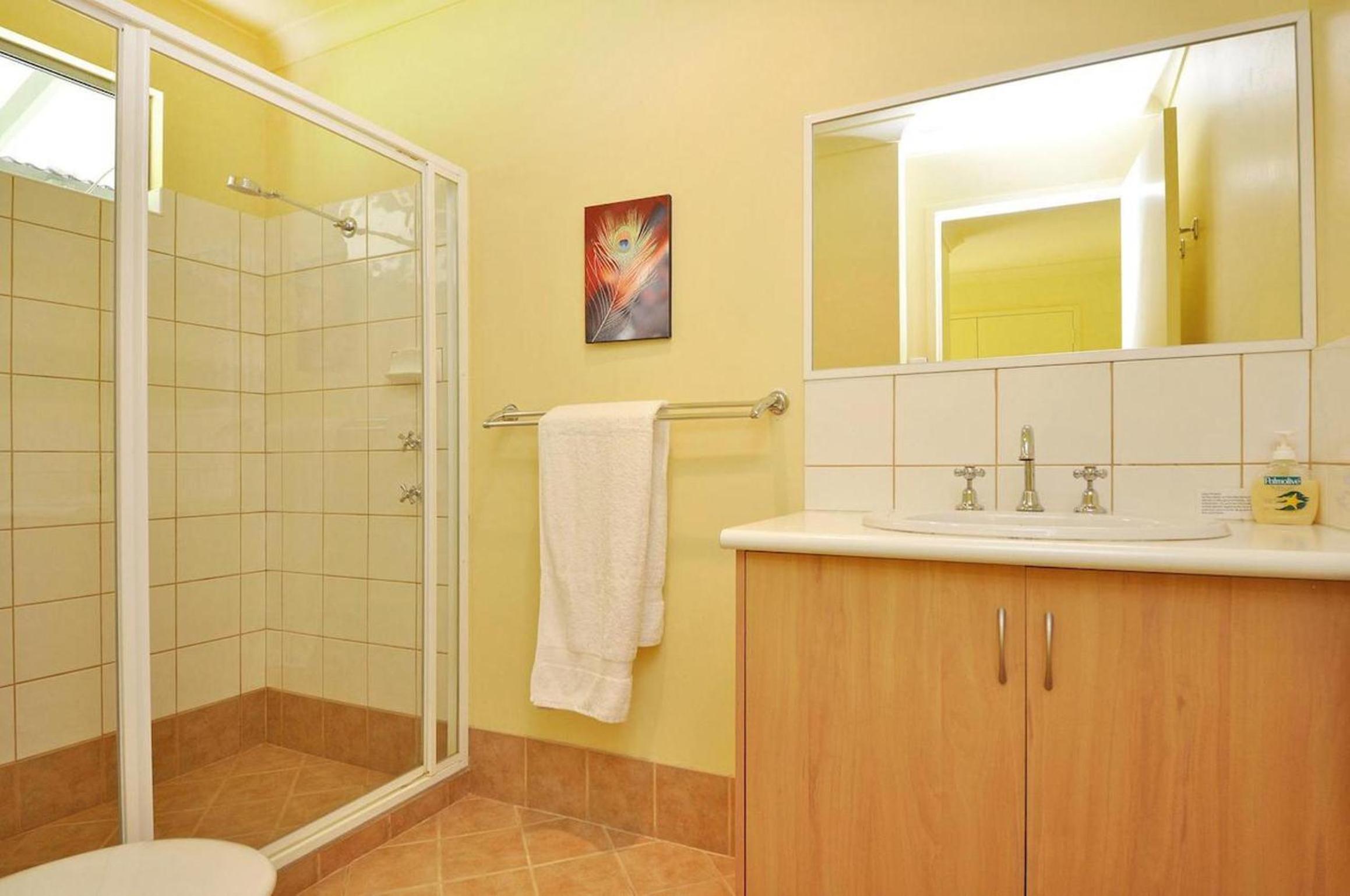 Three-Bedroom House - Lofthouse 2 photo 2