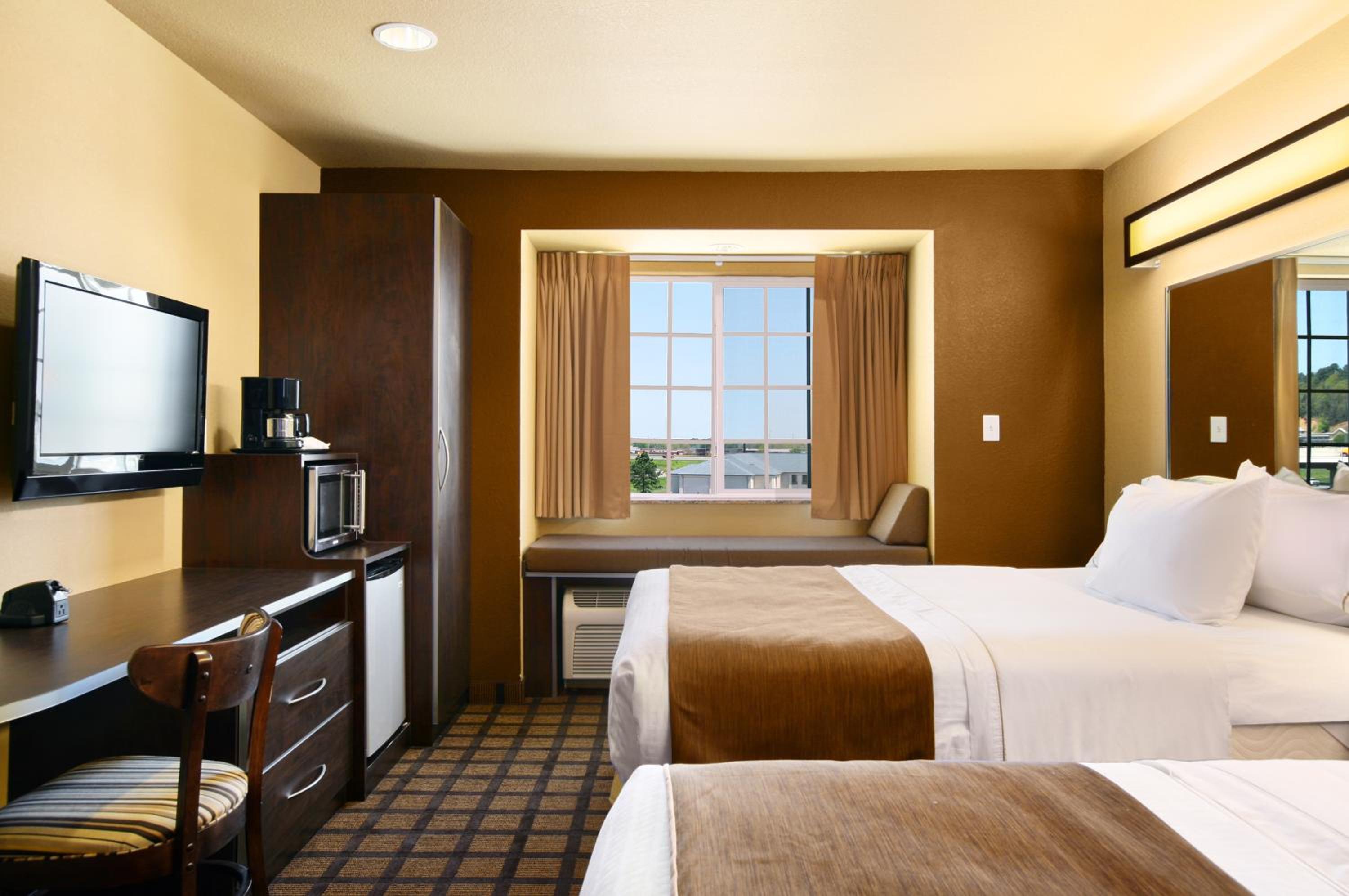 Queen Room with Two Queen Beds - Non-Smoking - Photo 2